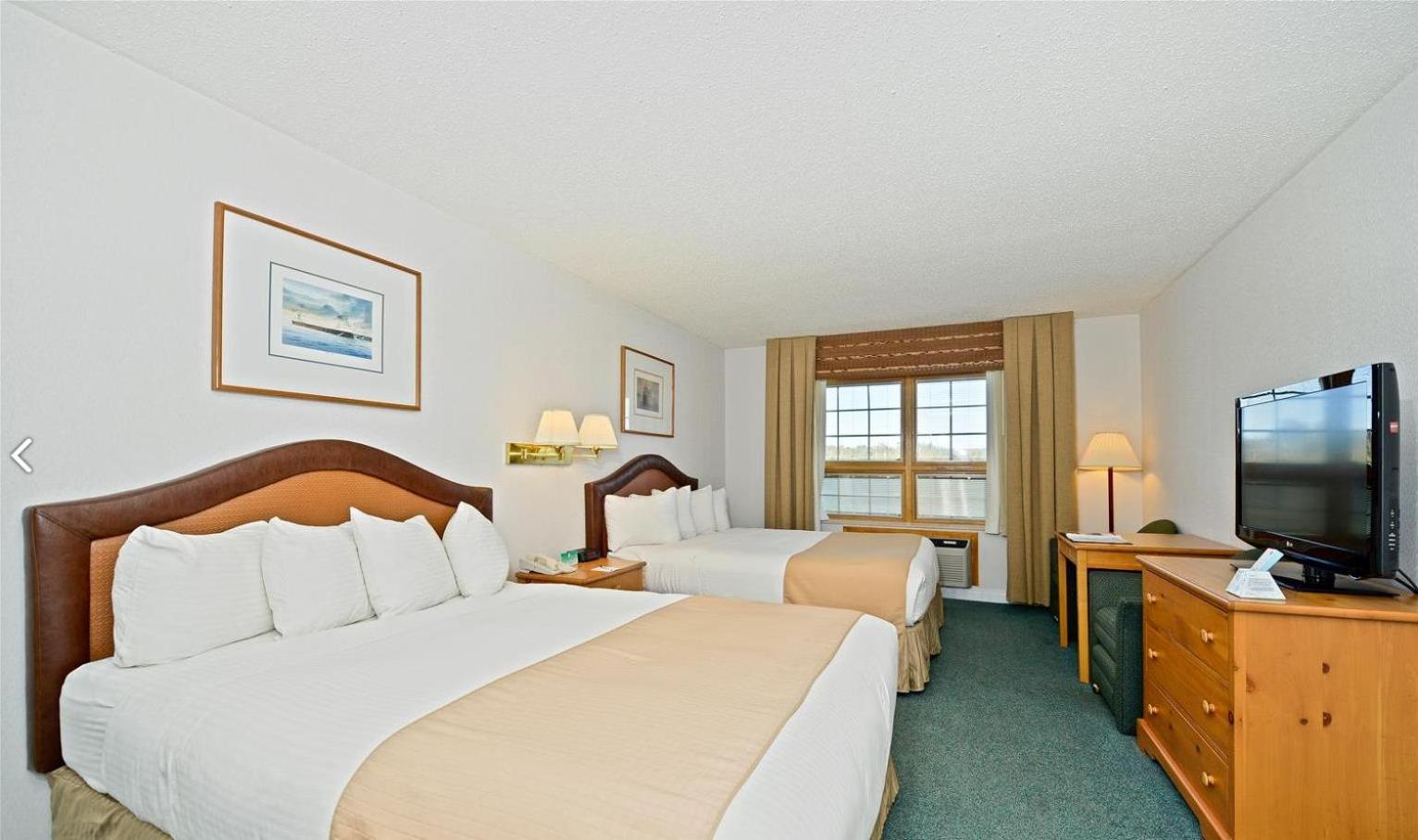 Queen Room with Two Queen Beds - Non-Smoking - Photo 4