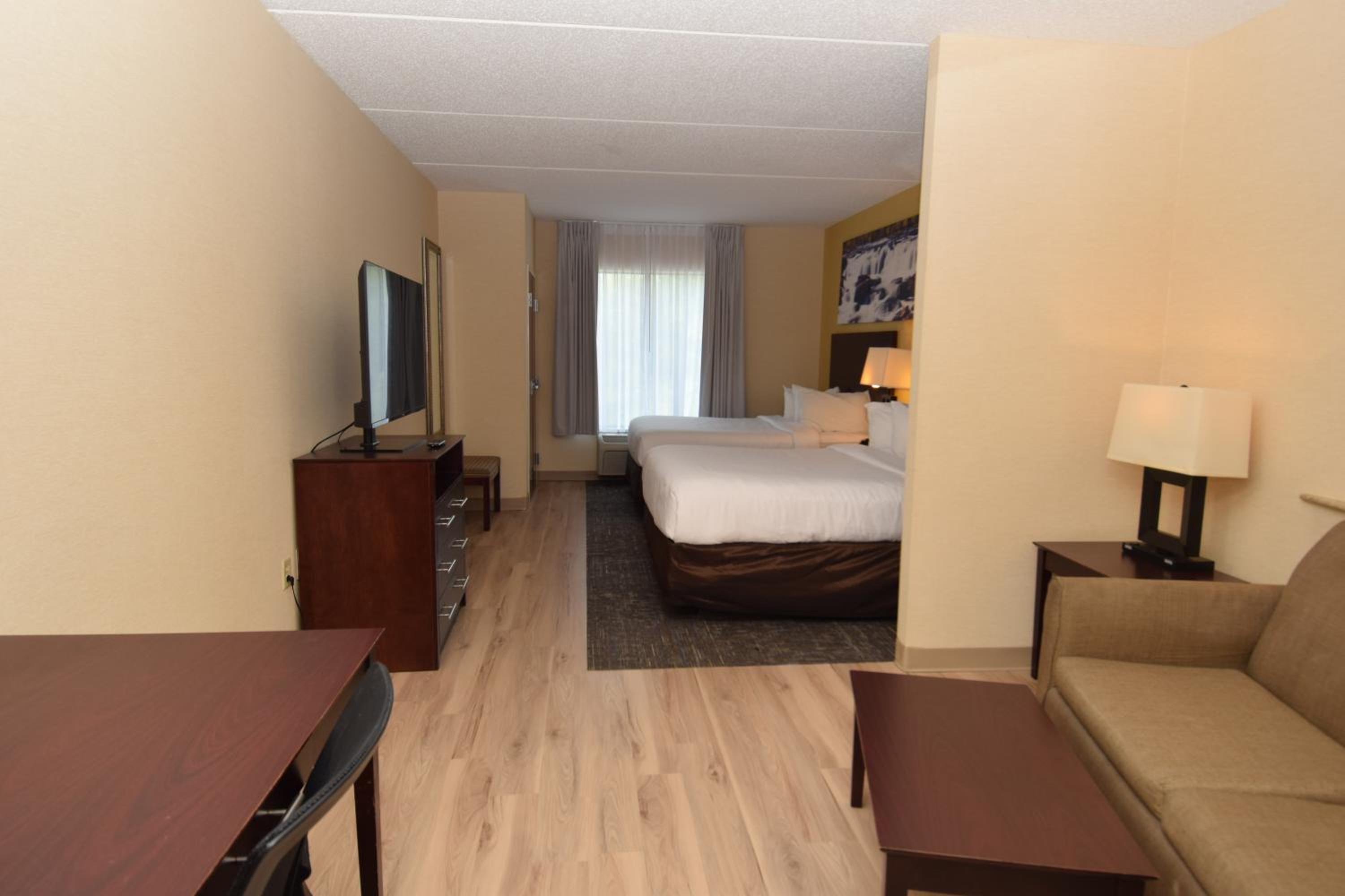 Queen Suite with Two Queen Beds - Non-Smoking - Photo 3
