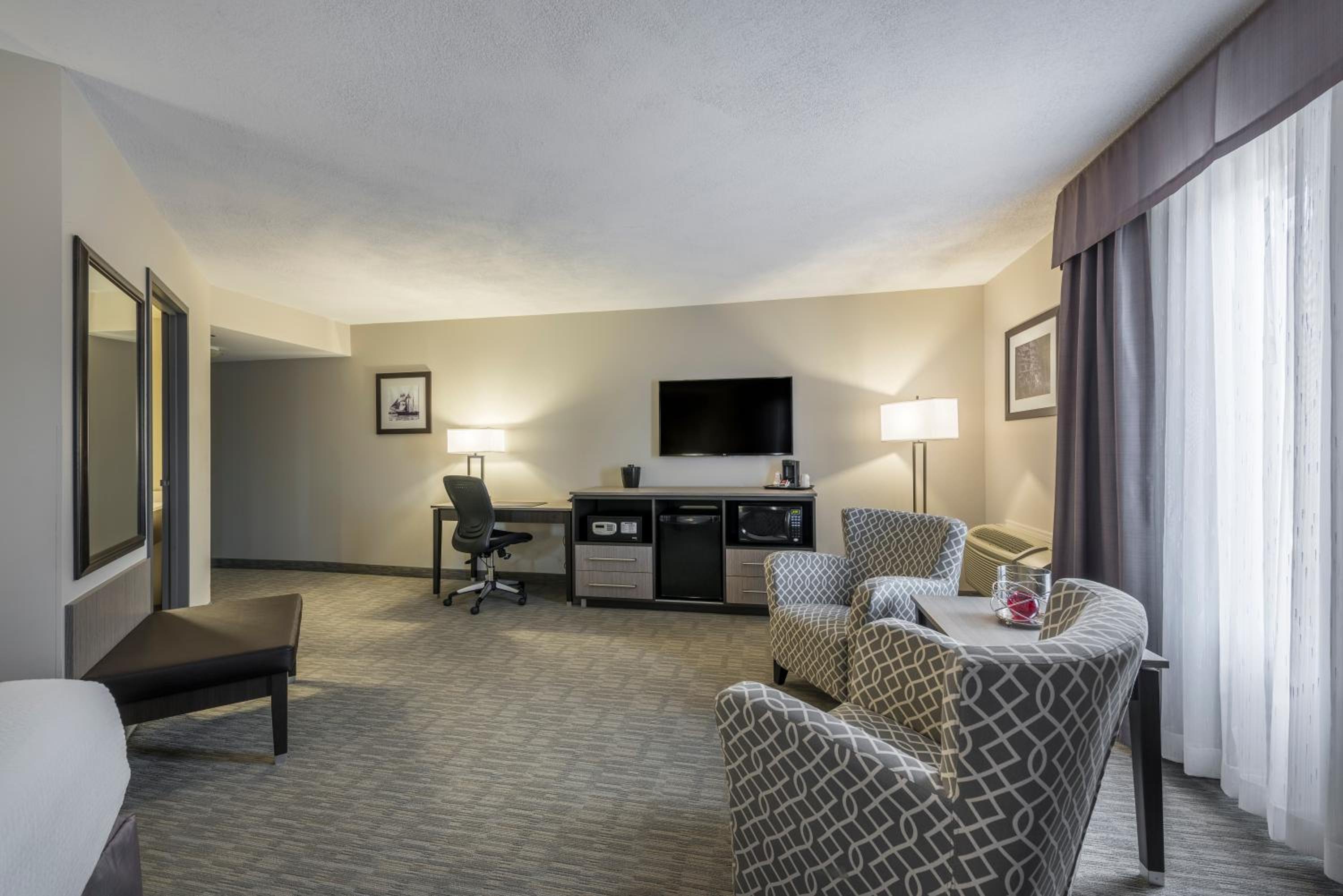 King Suite - Non-Smoking - Photo 3