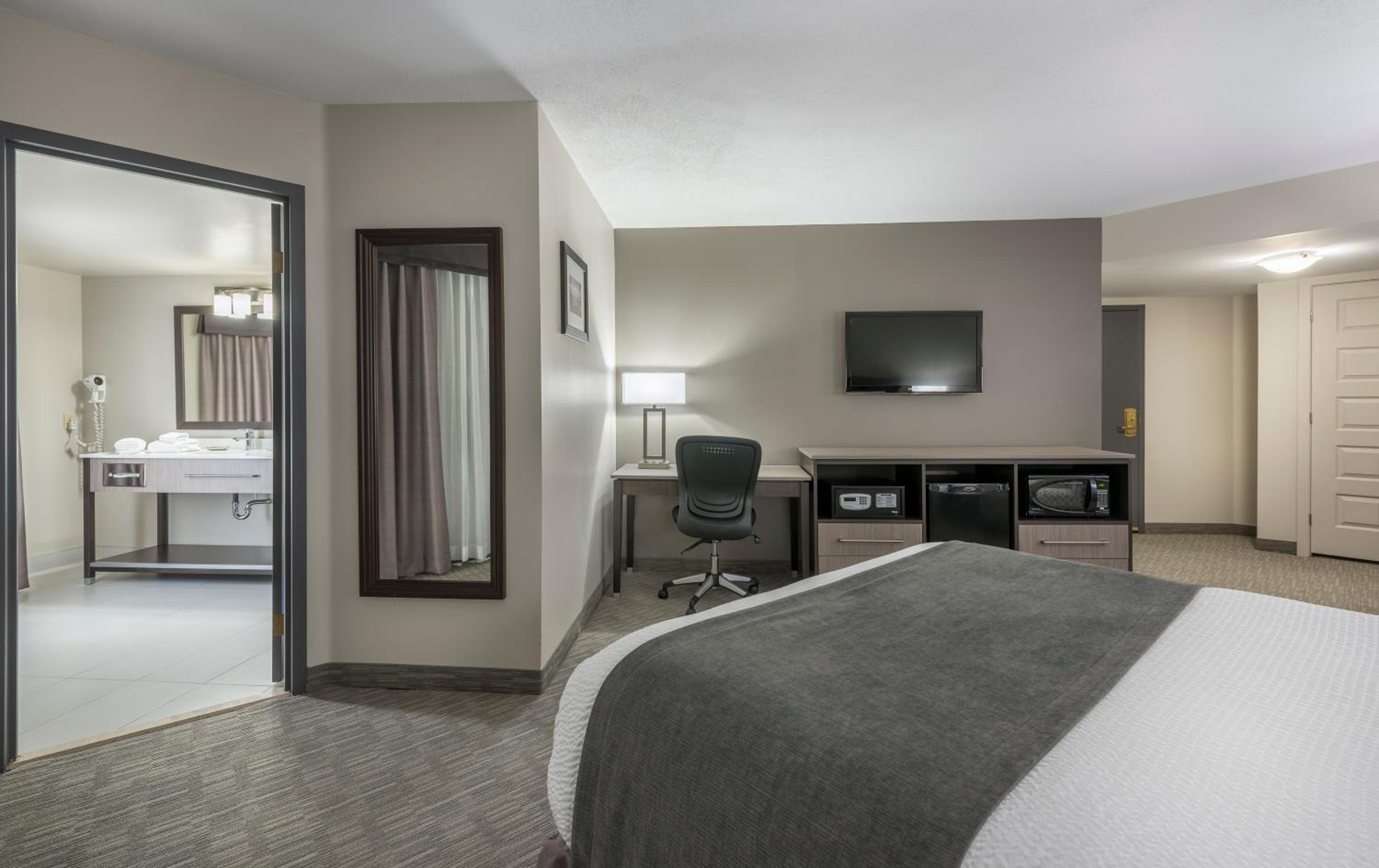 King Suite - Non-Smoking - Photo 6