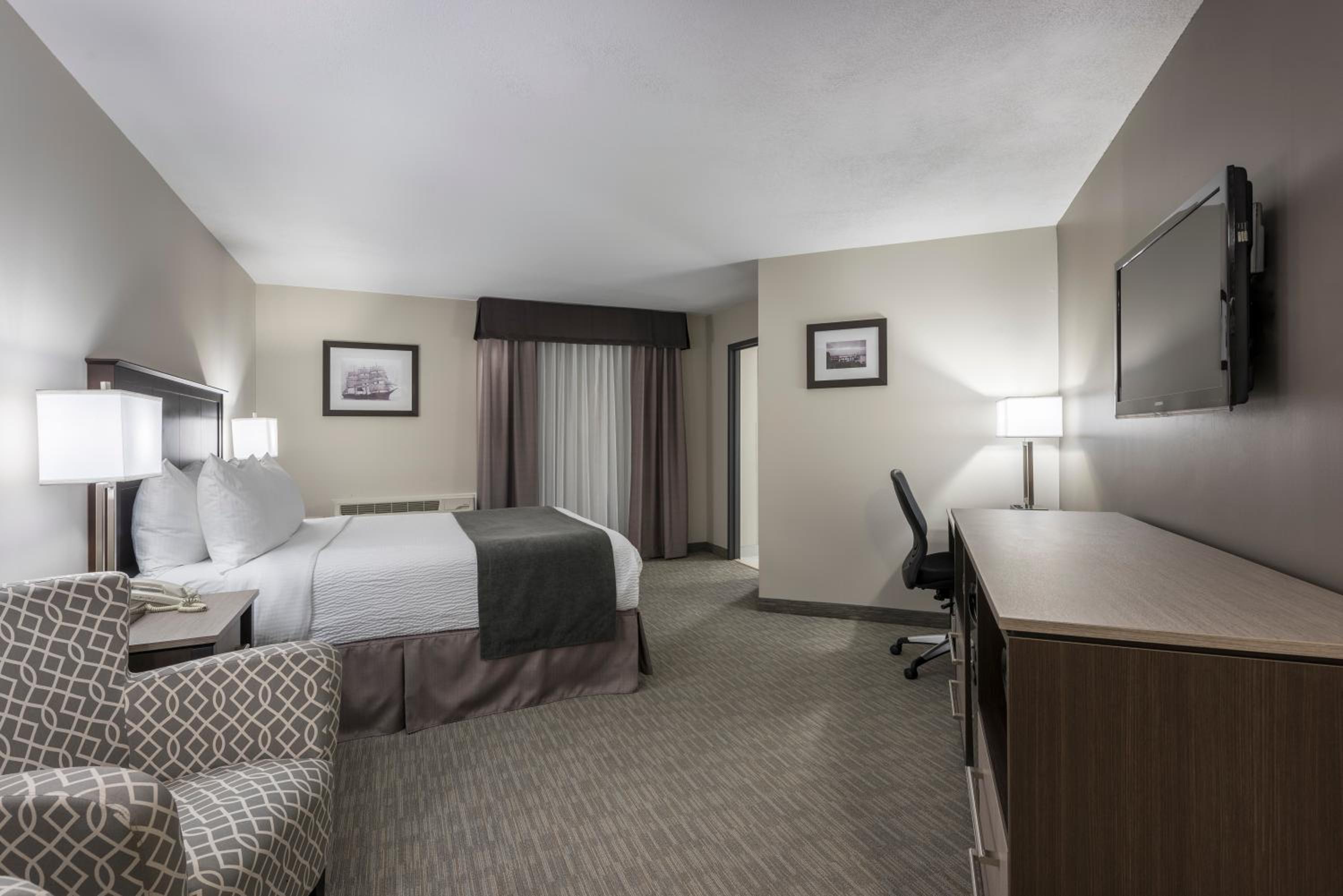 King Suite - Non-Smoking - Photo 5