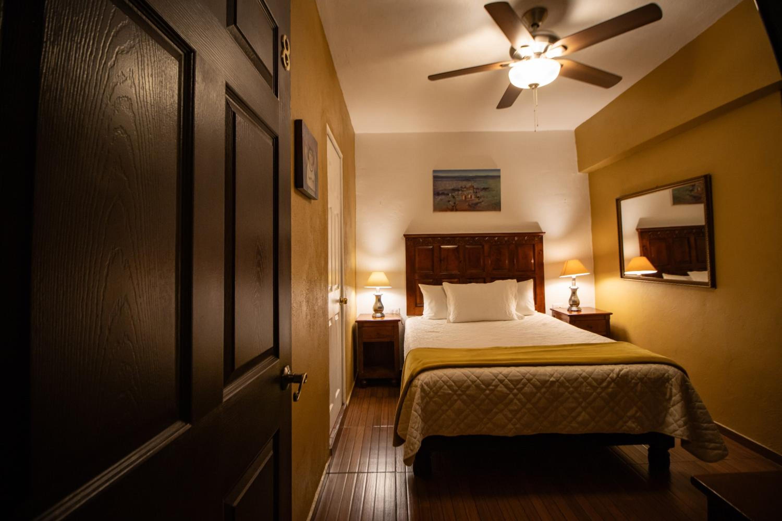 Standard Queen Room photo 2