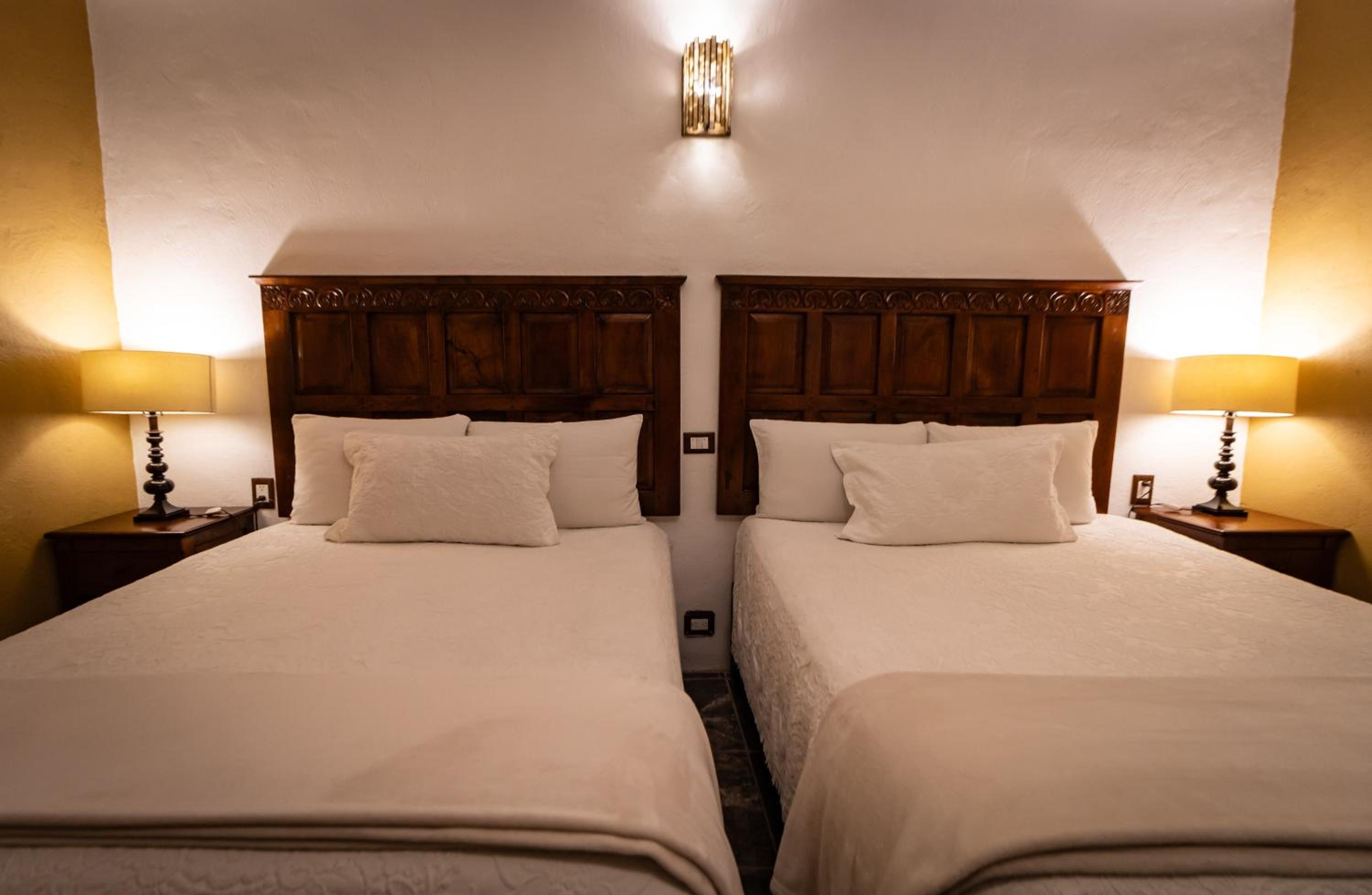 Standard Queen Room with Two Queen Beds photo 3