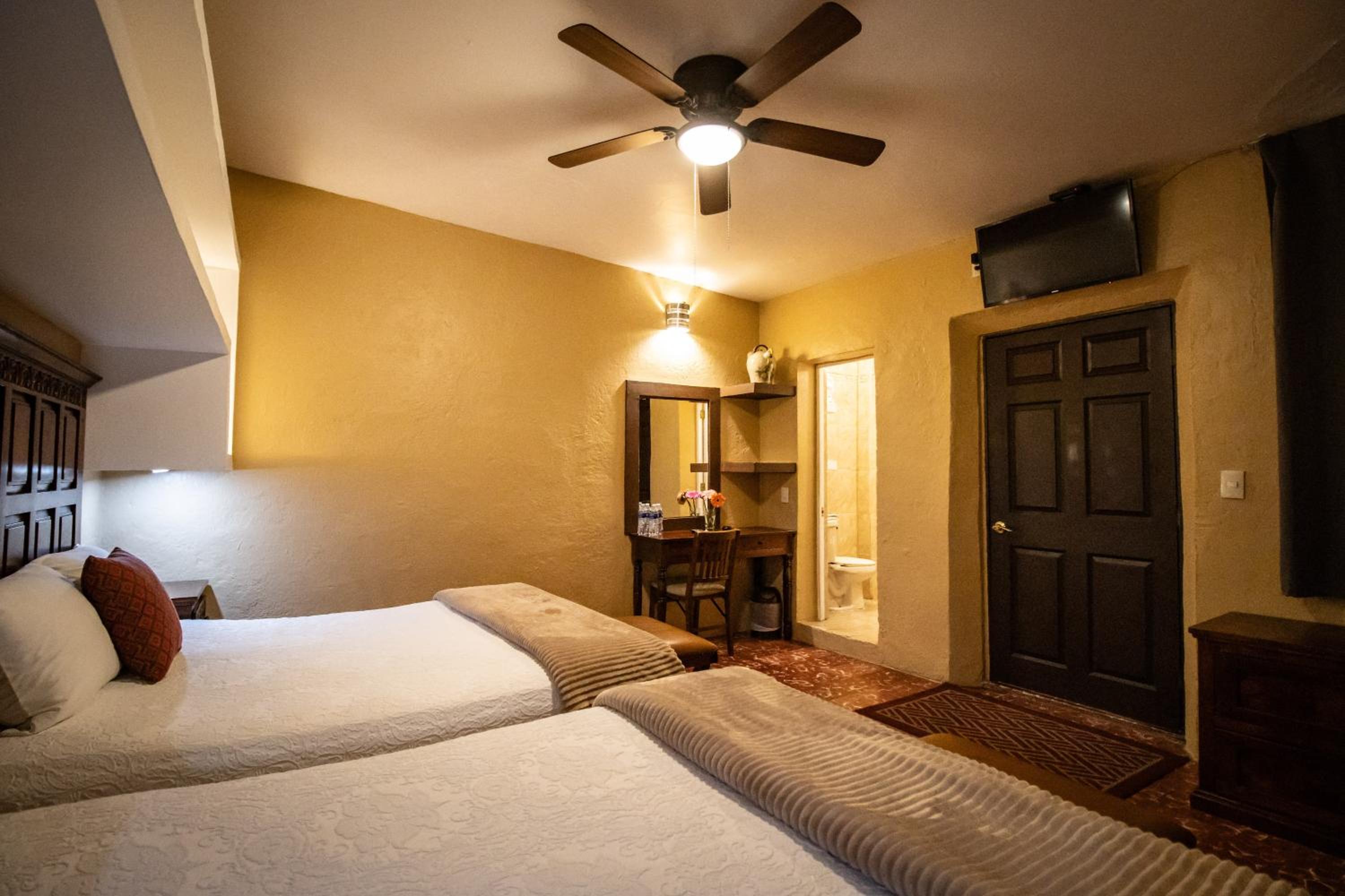 Standard Queen Room with Two Queen Beds photo 2