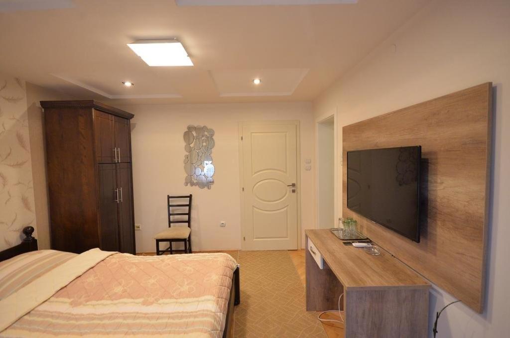 Double Room with Balcony (2 Adults + 1 Child) photo 2