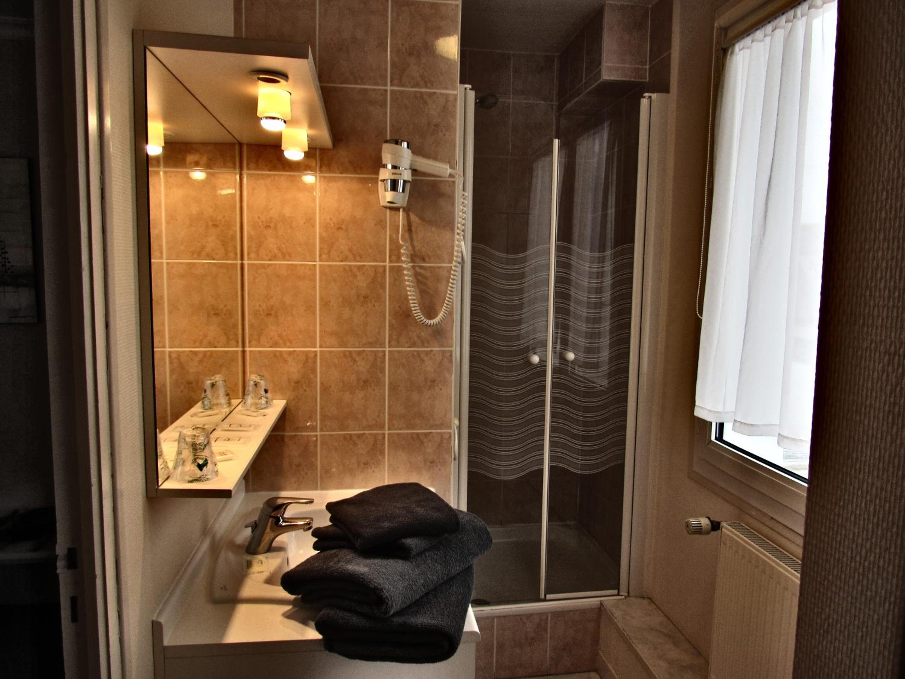 Standard Twin Room - Photo 4
