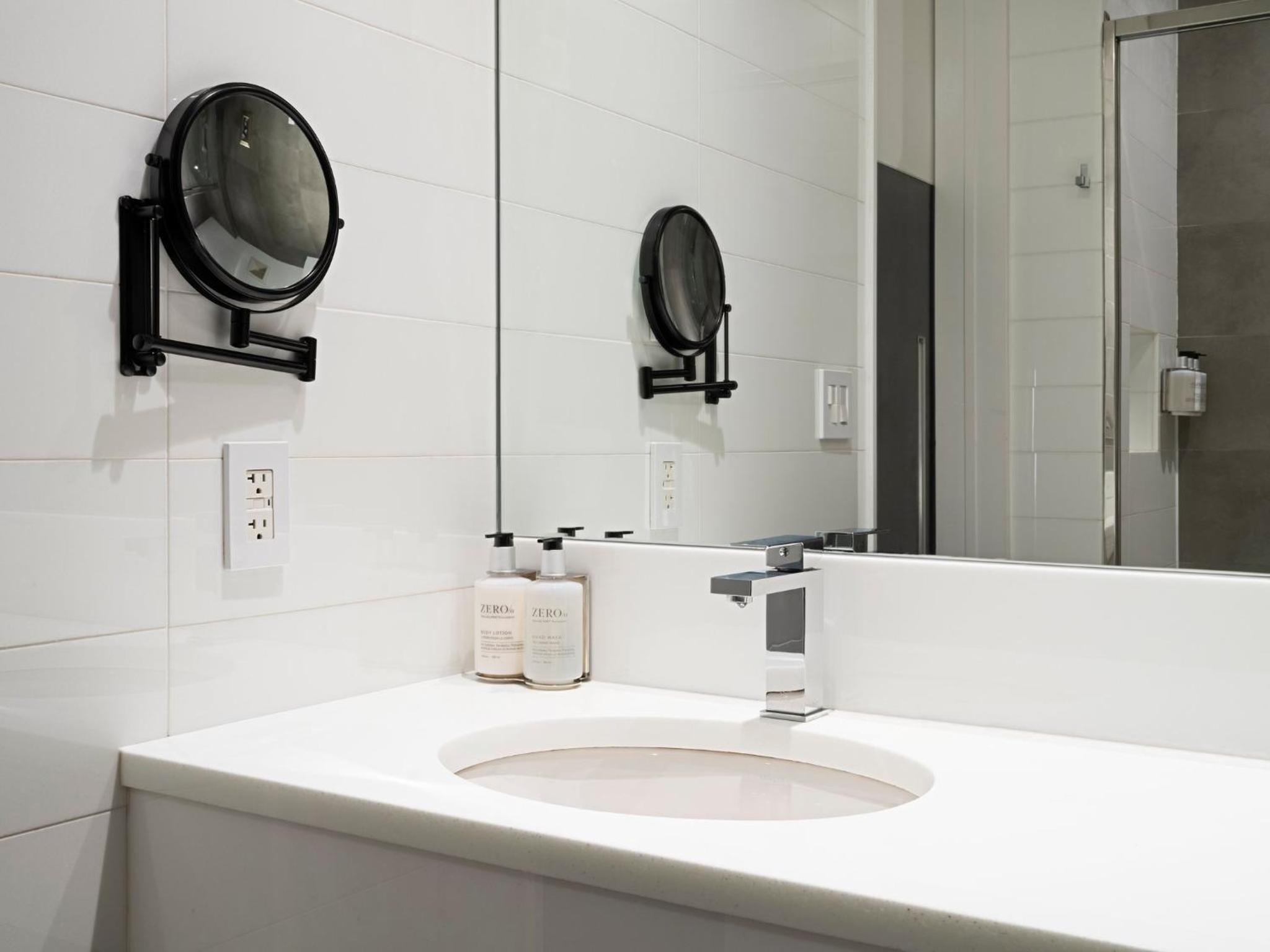 King Room with Roll-In Shower - Disability Access - Photo 5