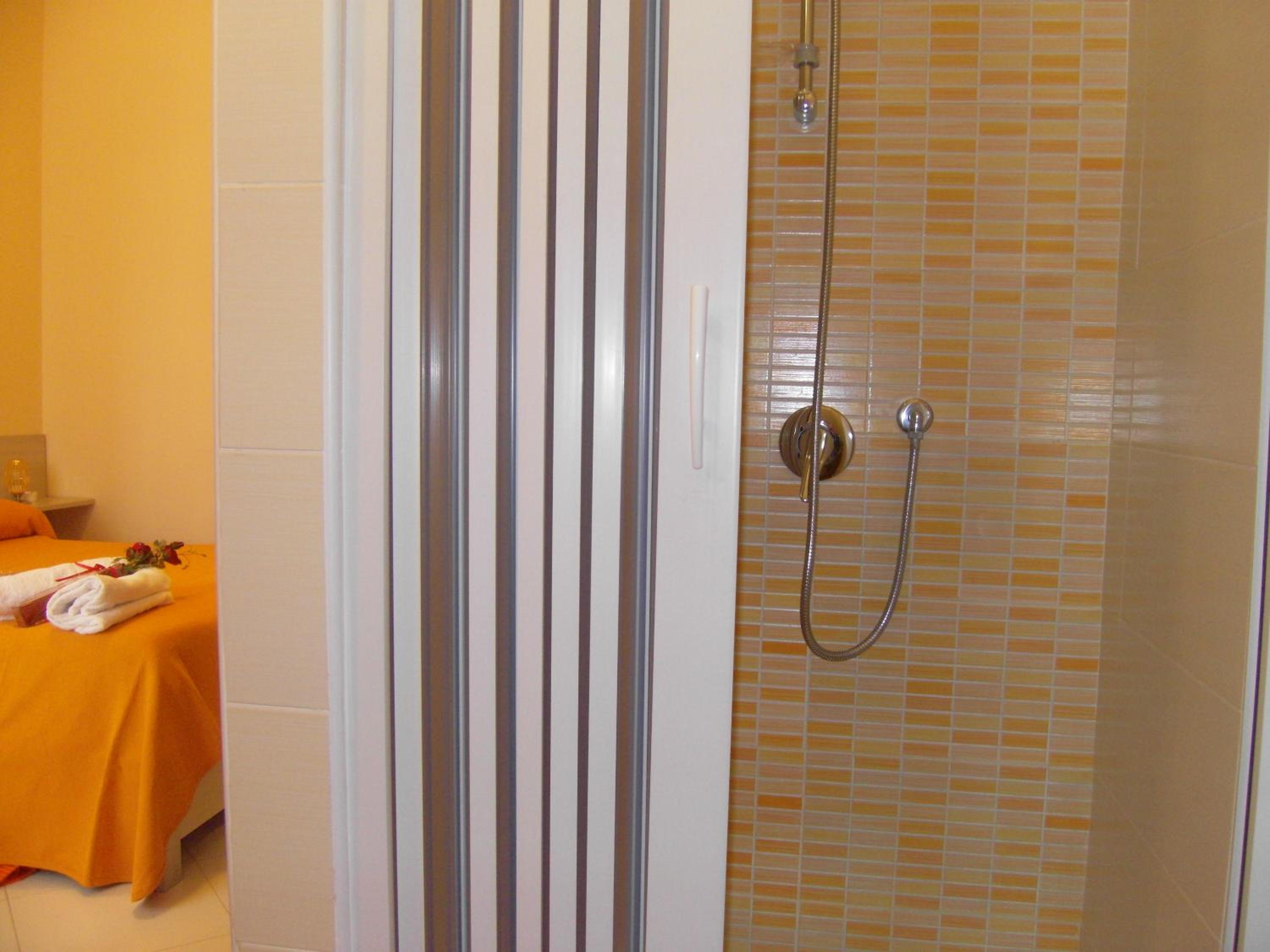 Deluxe Double Room with Shower - Photo 3