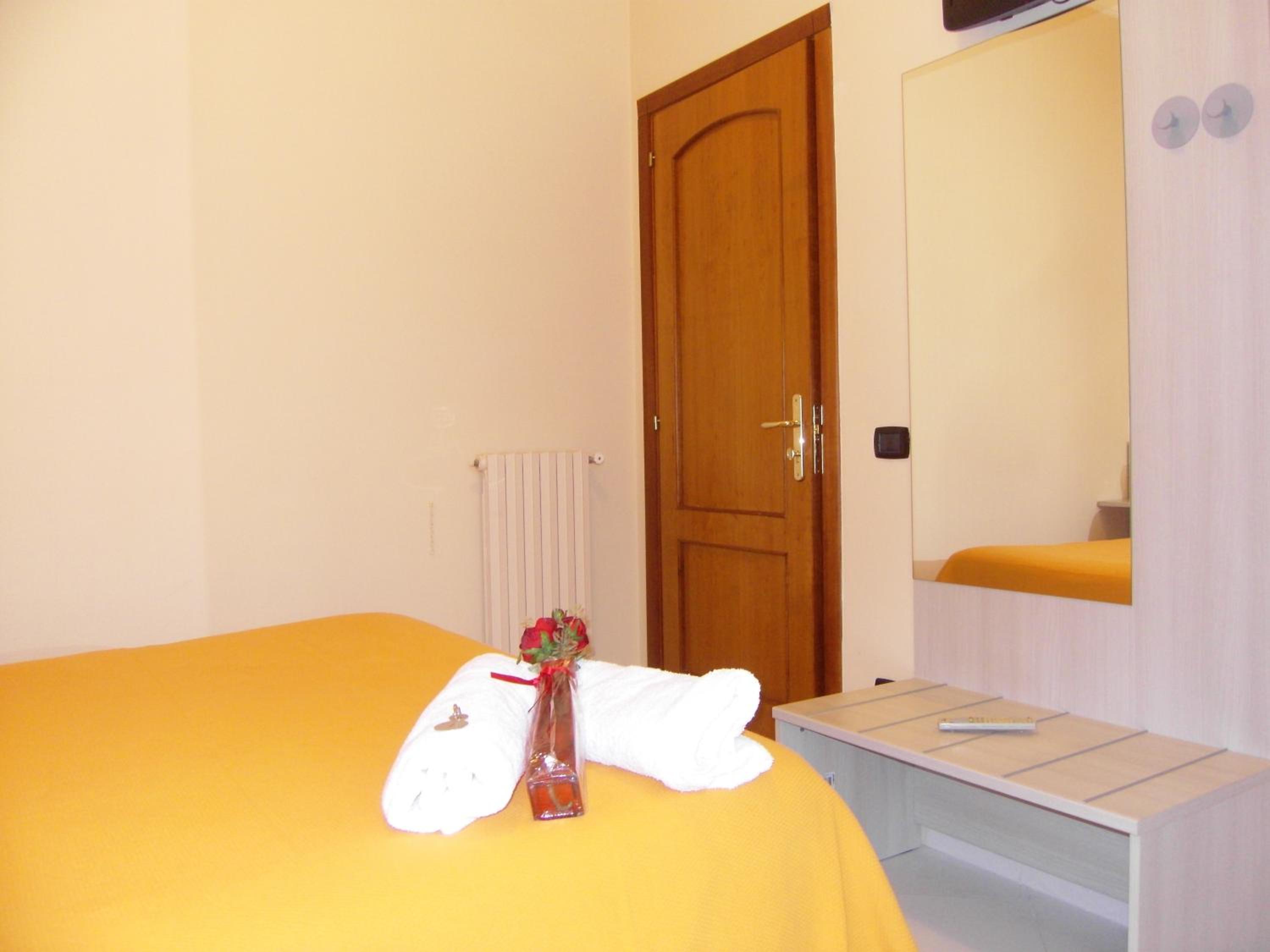 Deluxe Double Room with Shower - Photo 6