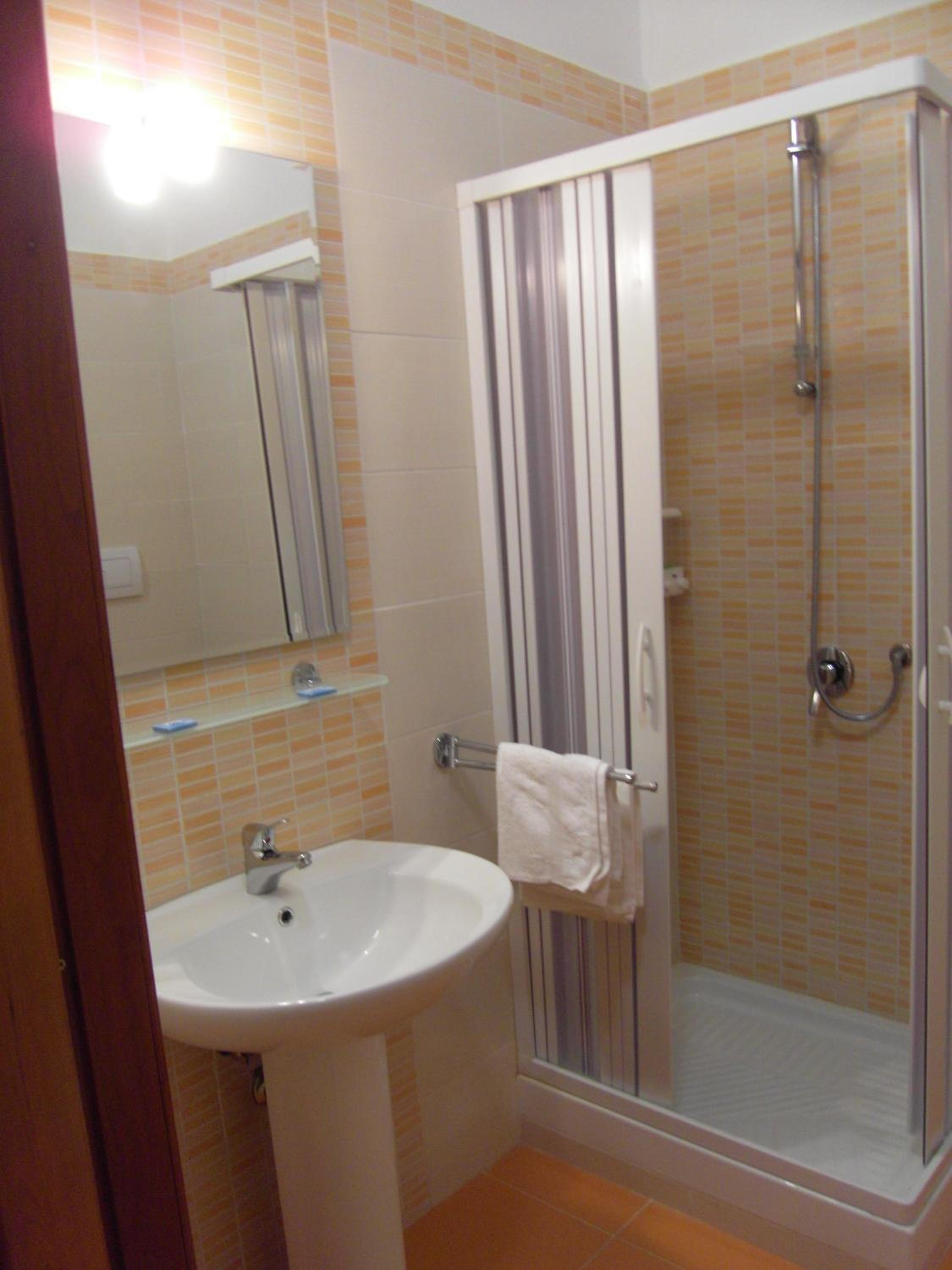 Deluxe Double Room with Shower - Photo 15