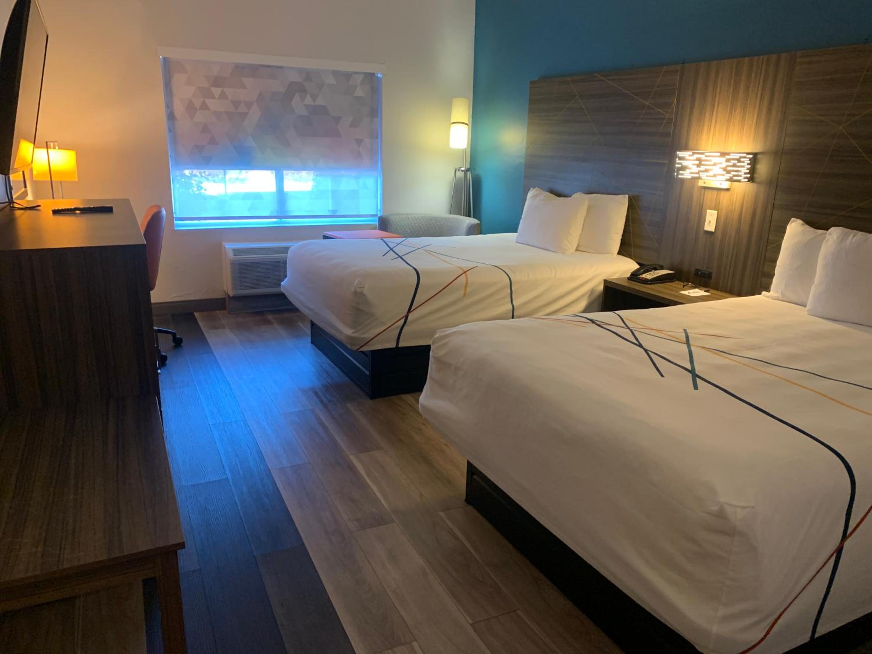 Queen Room with Two Queen Beds - Photo 2