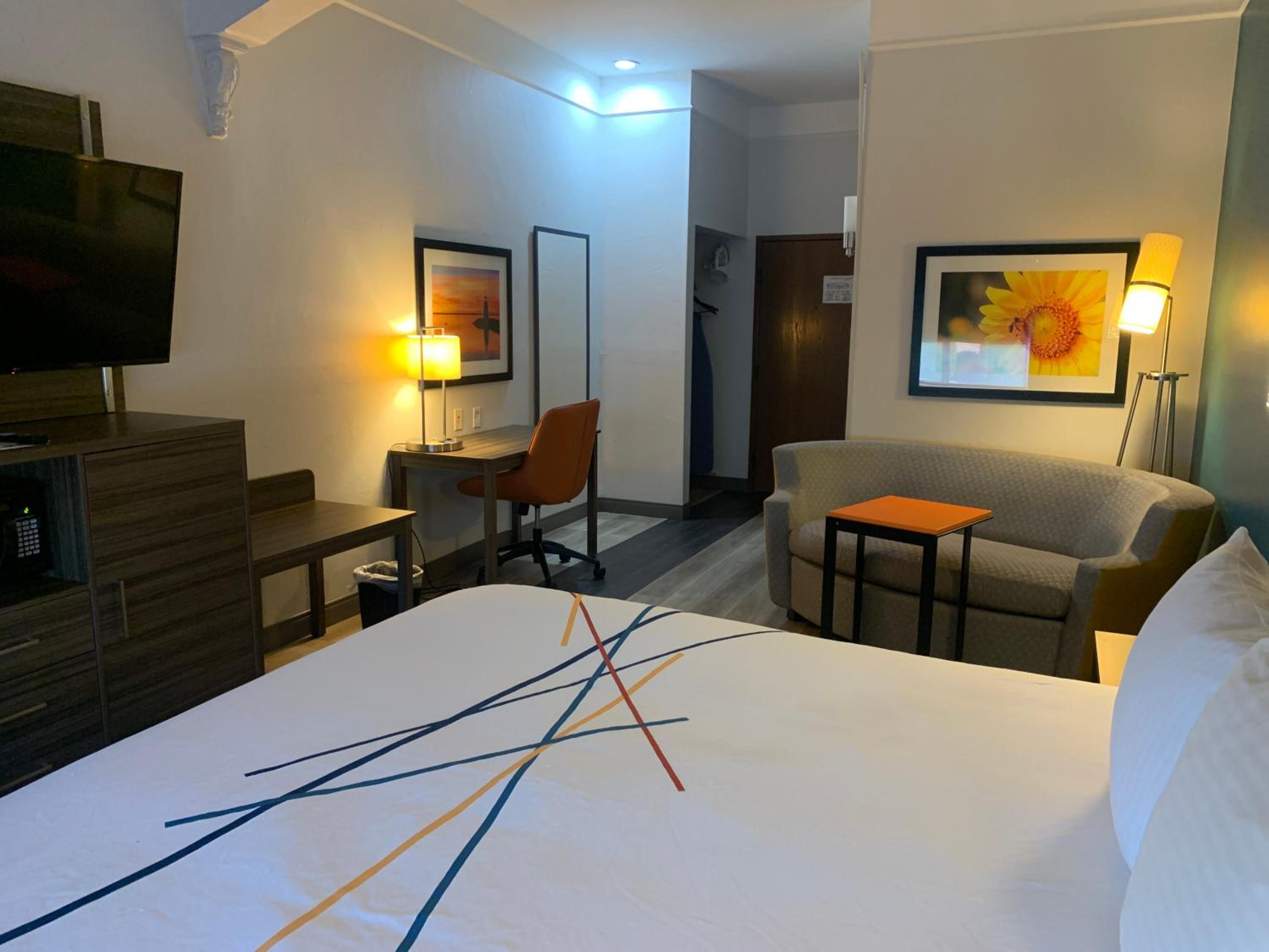 King Room with Sofa Bed - Photo 3