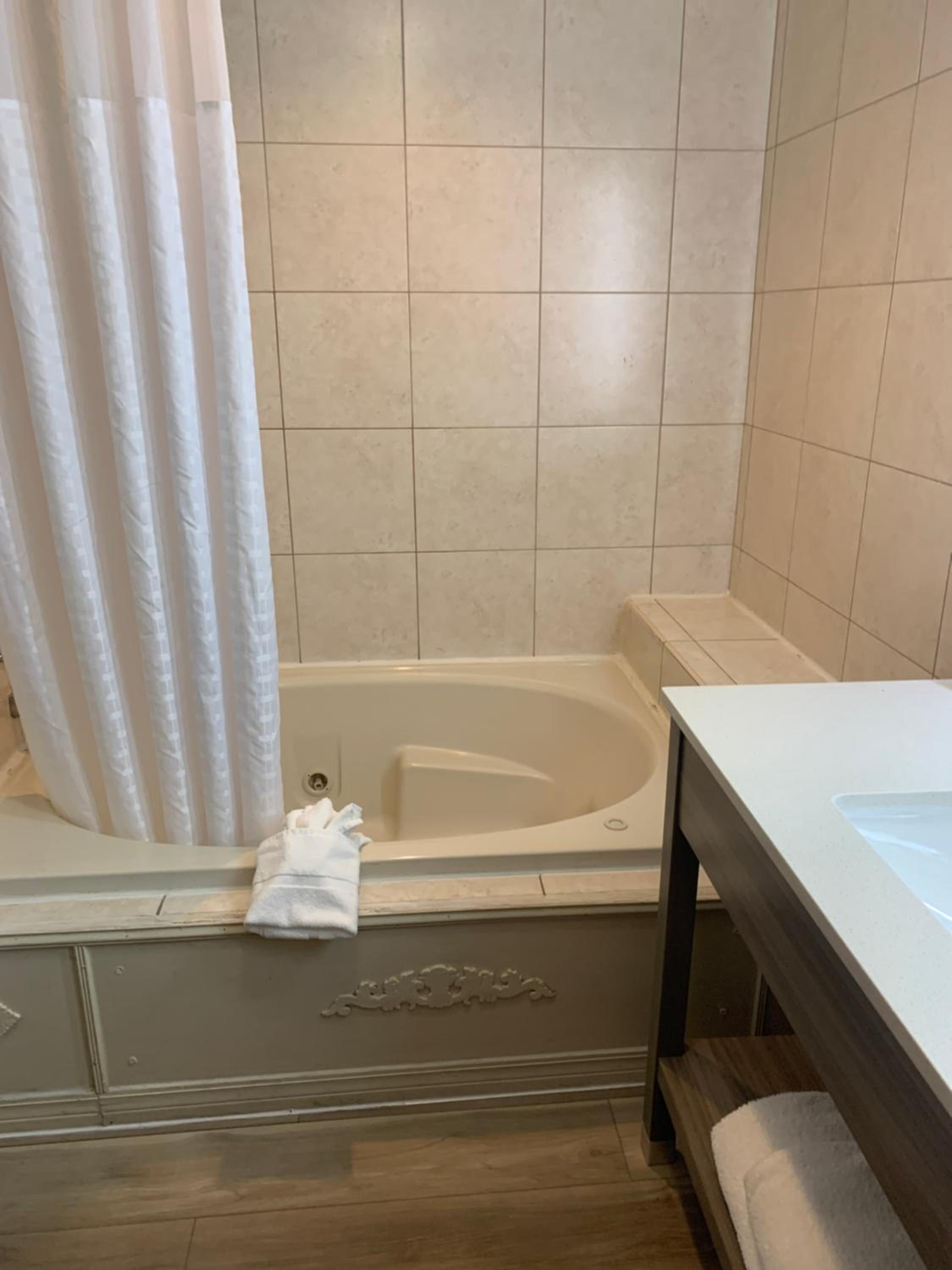 Deluxe Queen Room with Two Queen Beds - Non-Smoking - Photo 8
