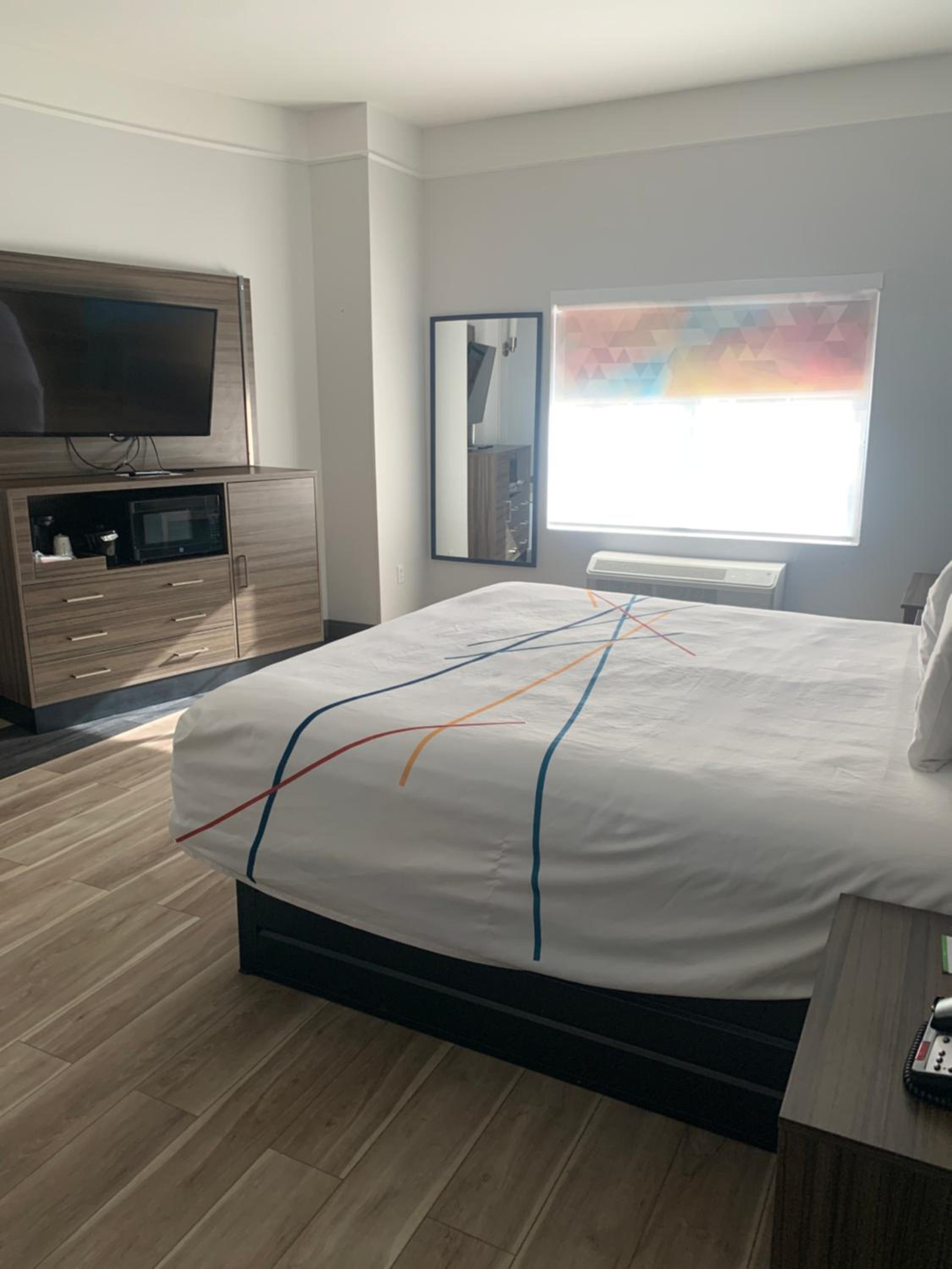 King Room with Sofa Bed - Photo 8