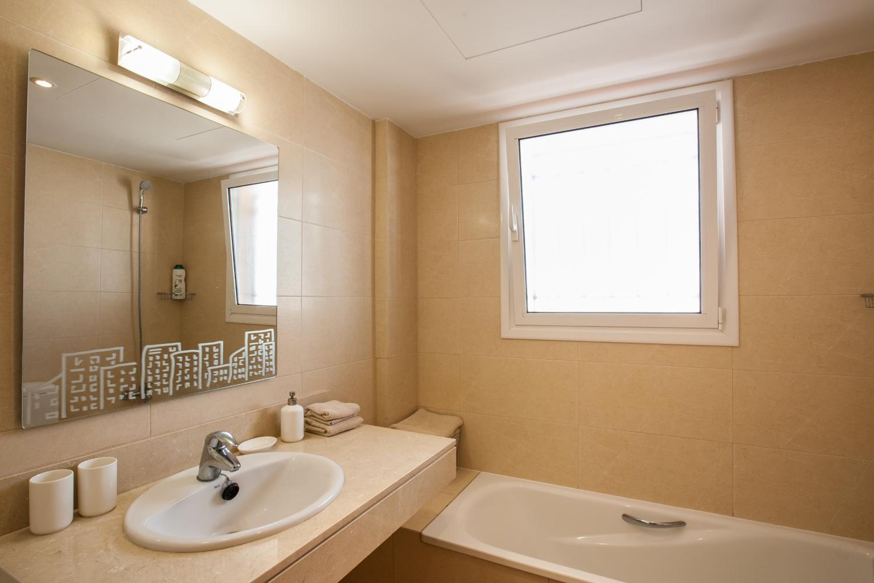 One-Bedroom Apartment with Sea View - Photo 6