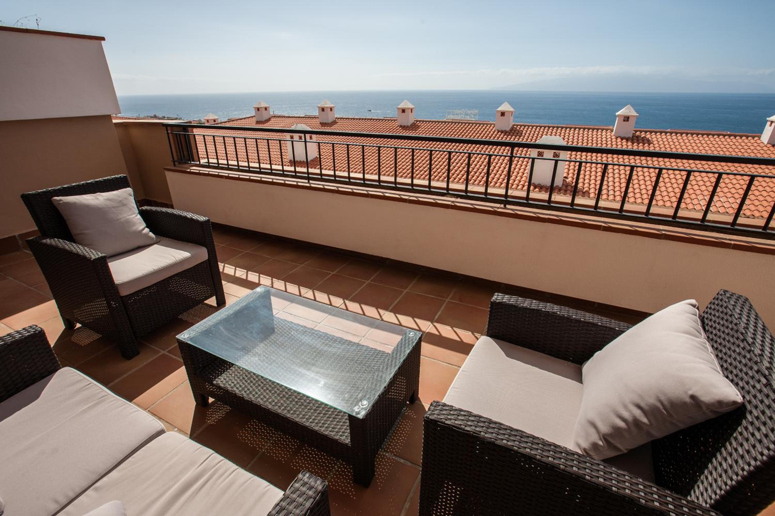One-Bedroom Apartment with Sea View - Photo 9