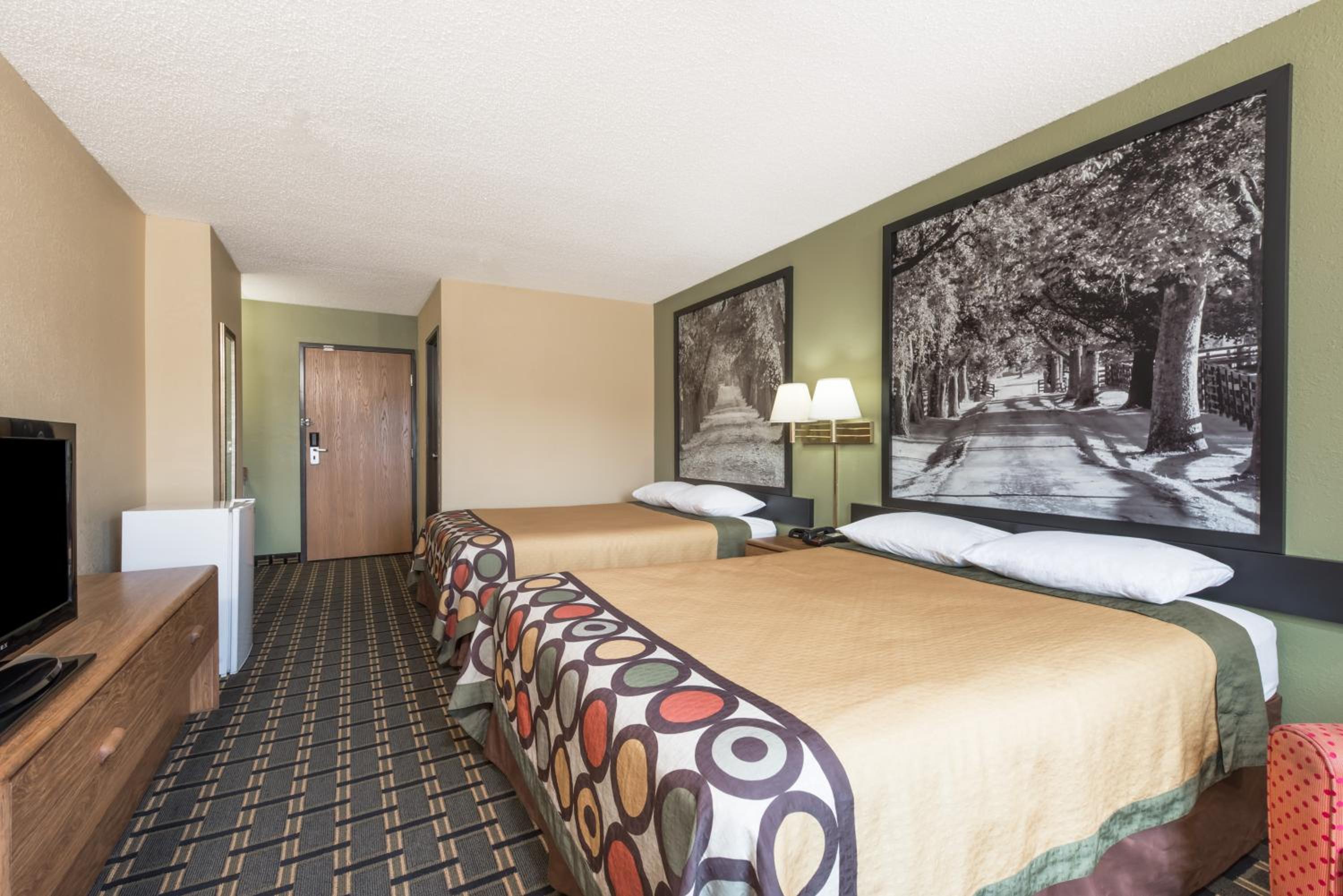 Queen Room with Two Queen Beds - Non-Smoking - Photo 1