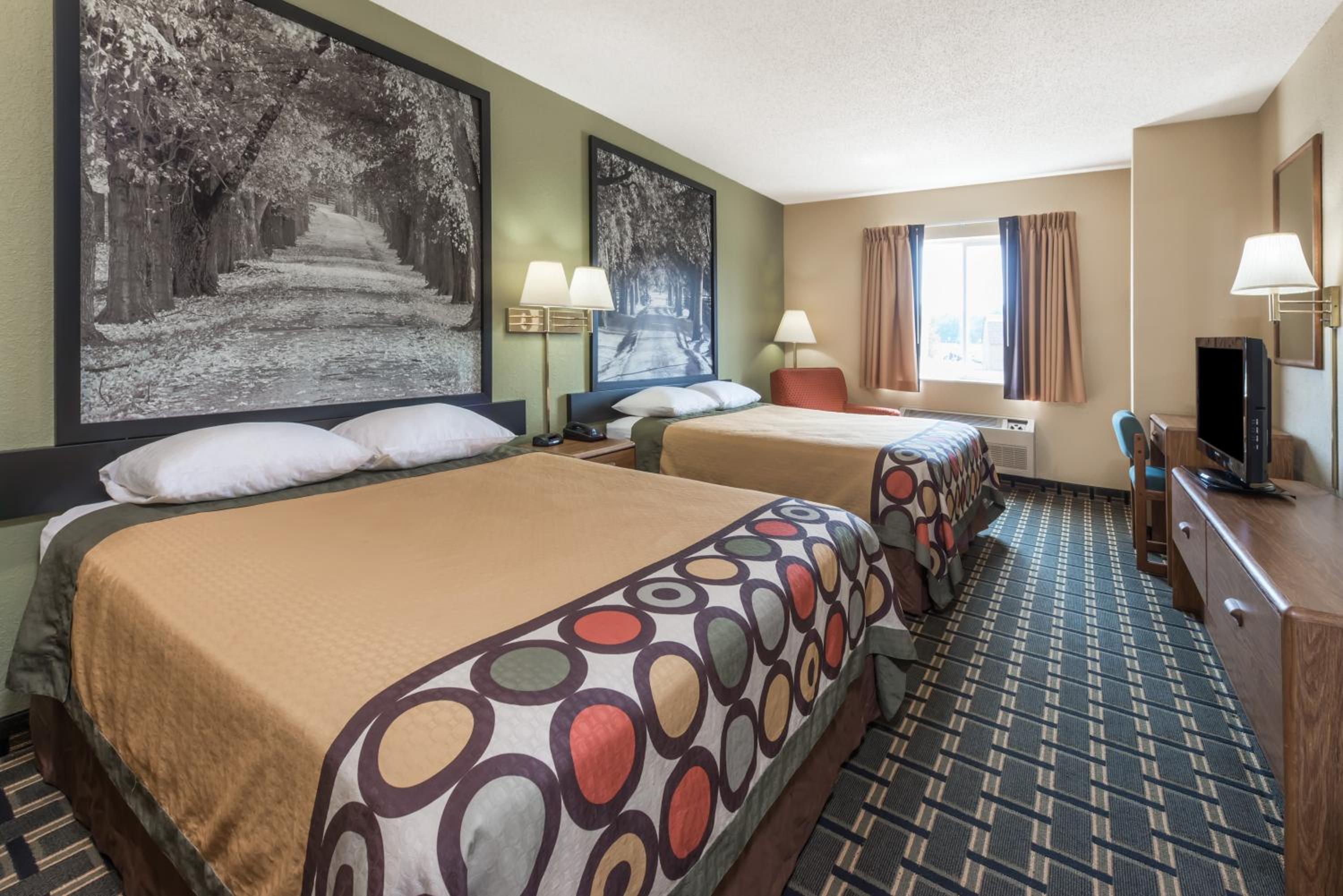 Queen Room with Two Queen Beds - Non-Smoking - Photo 3