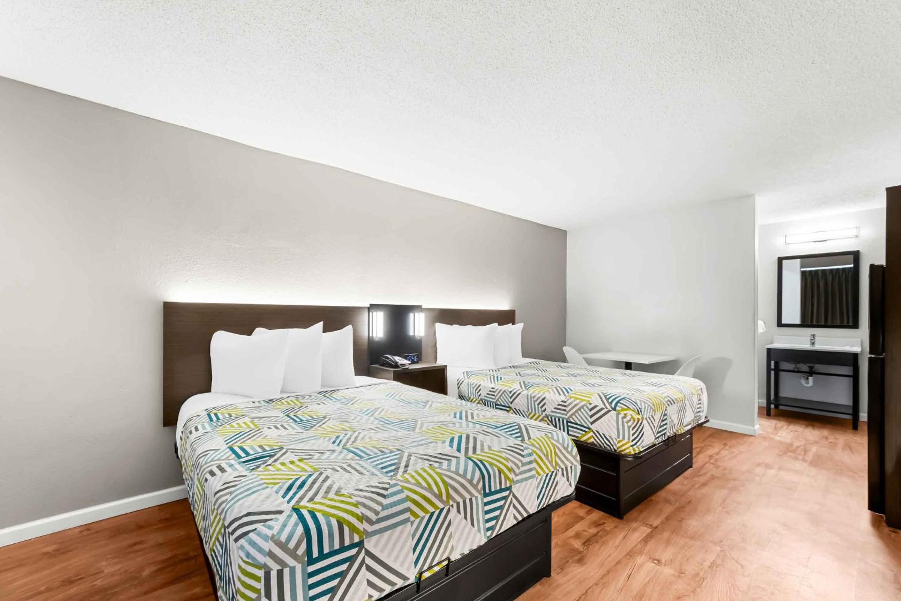 Quadruple Room - Disability Access - Roll in Shower photo 2