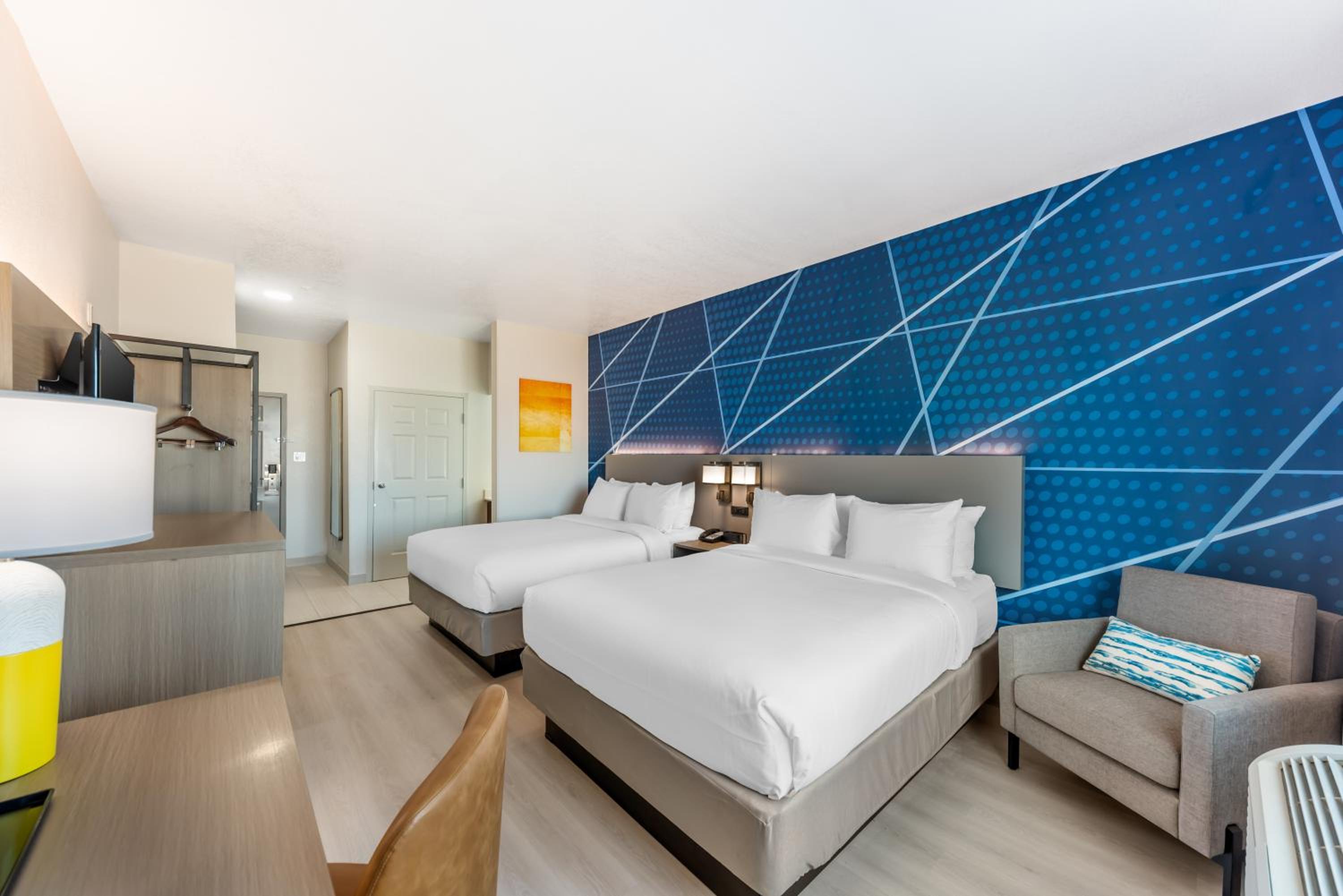 Quadruple Room with Two Queen Beds - Non Smoking - Photo 3