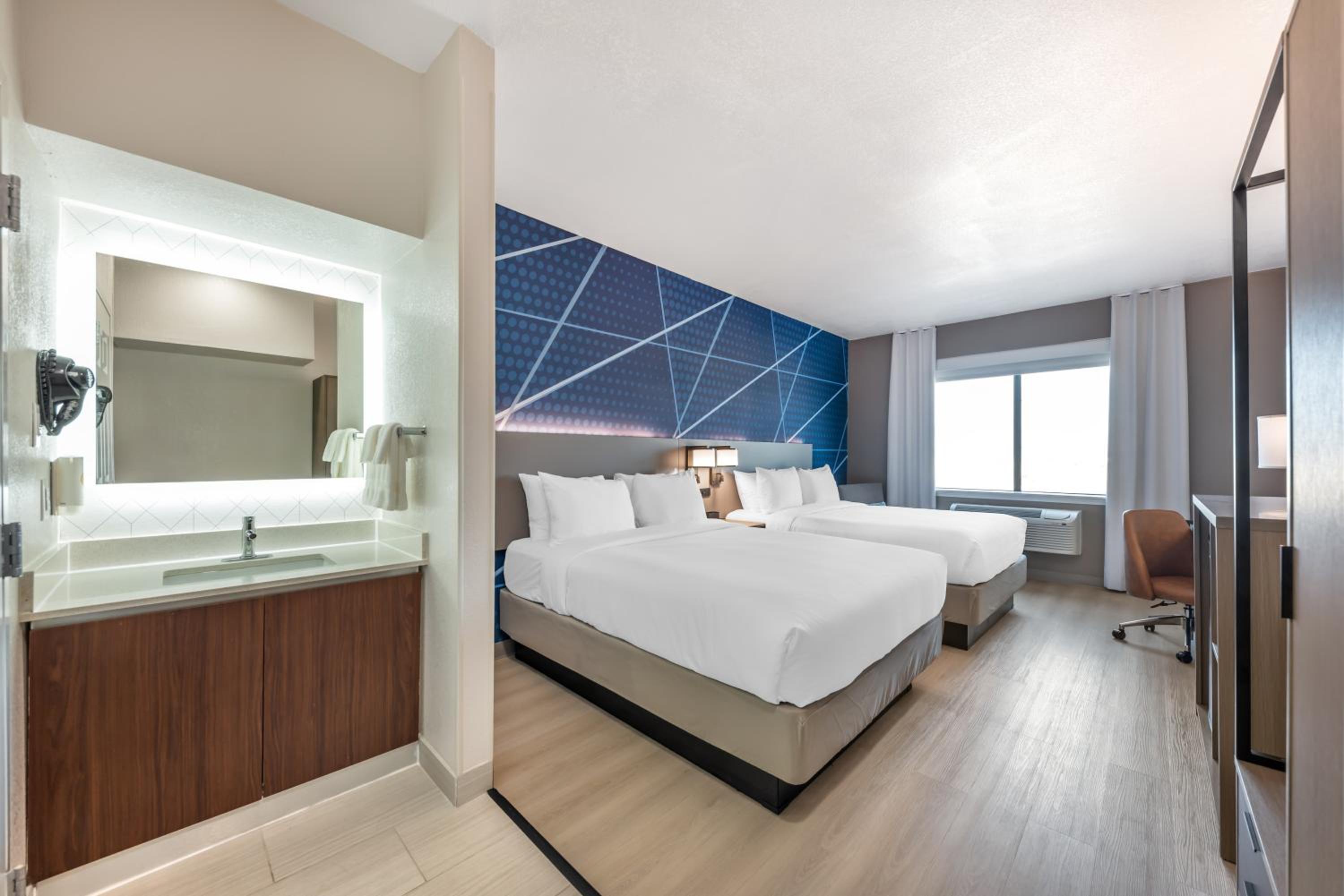 Quadruple Room with Two Queen Beds - Non Smoking - Photo 4