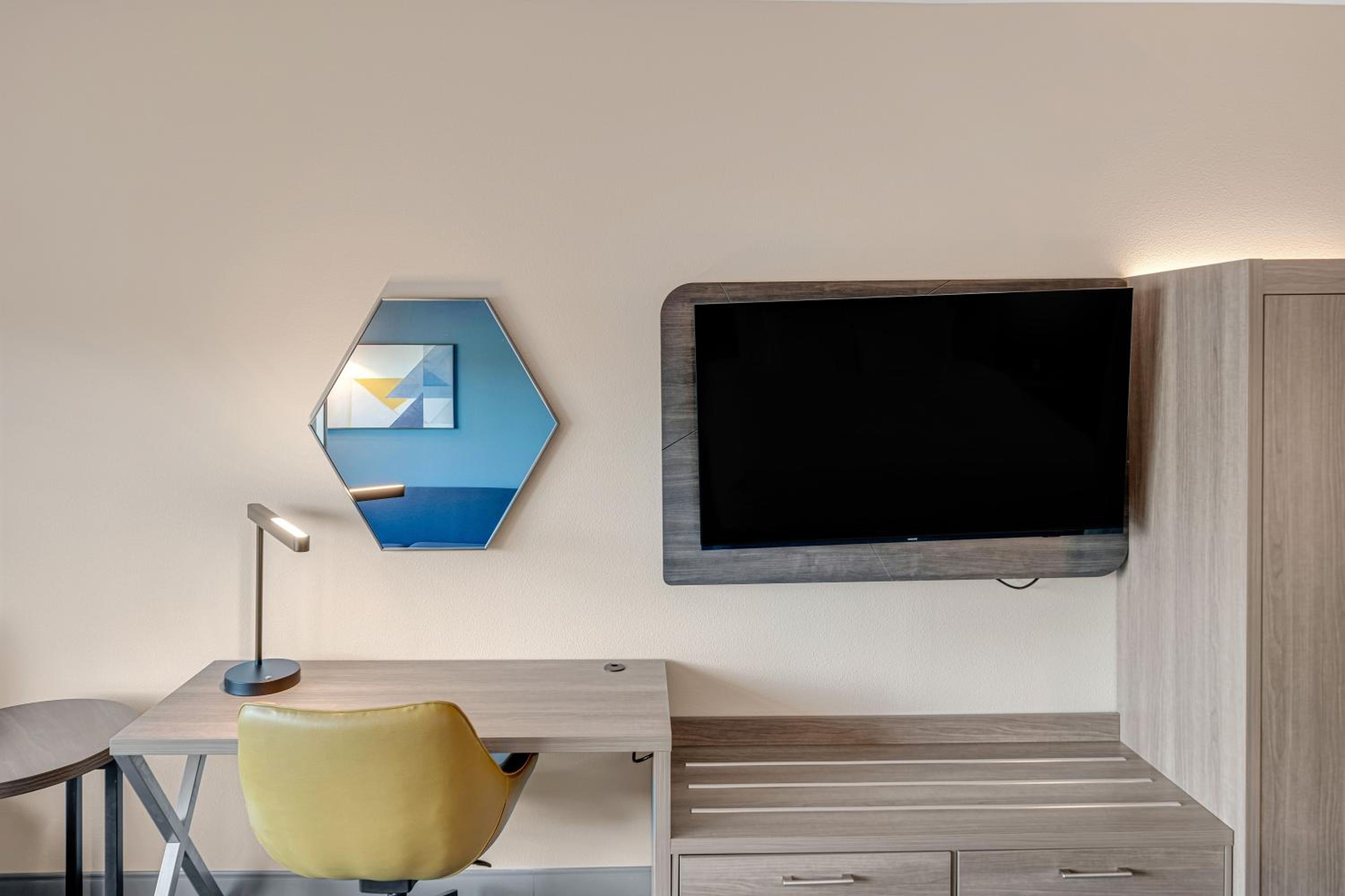 King Suite - Communications and Mobility Accessible