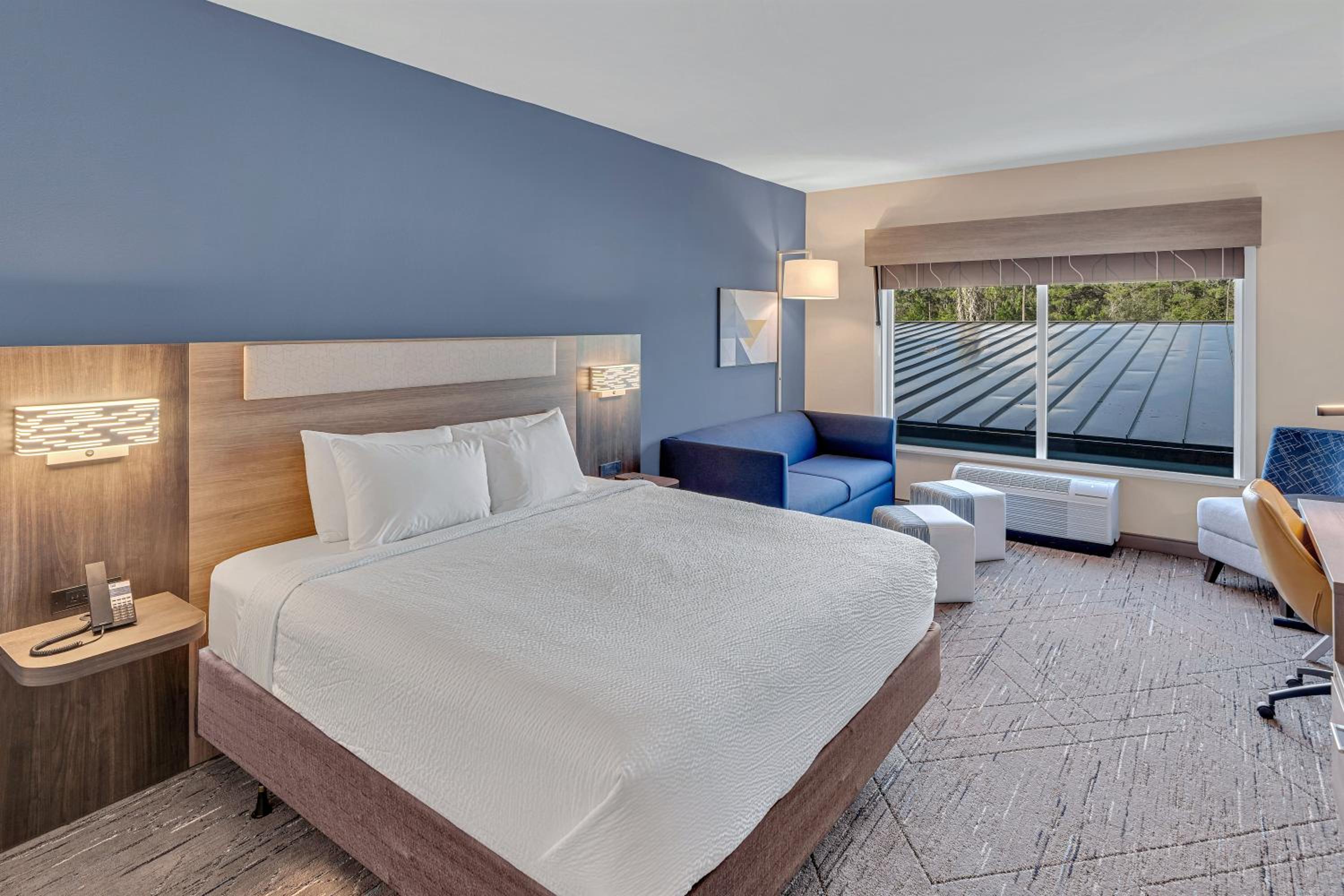 King Suite with Roll-In Shower - Disability Access/Non-Smoking