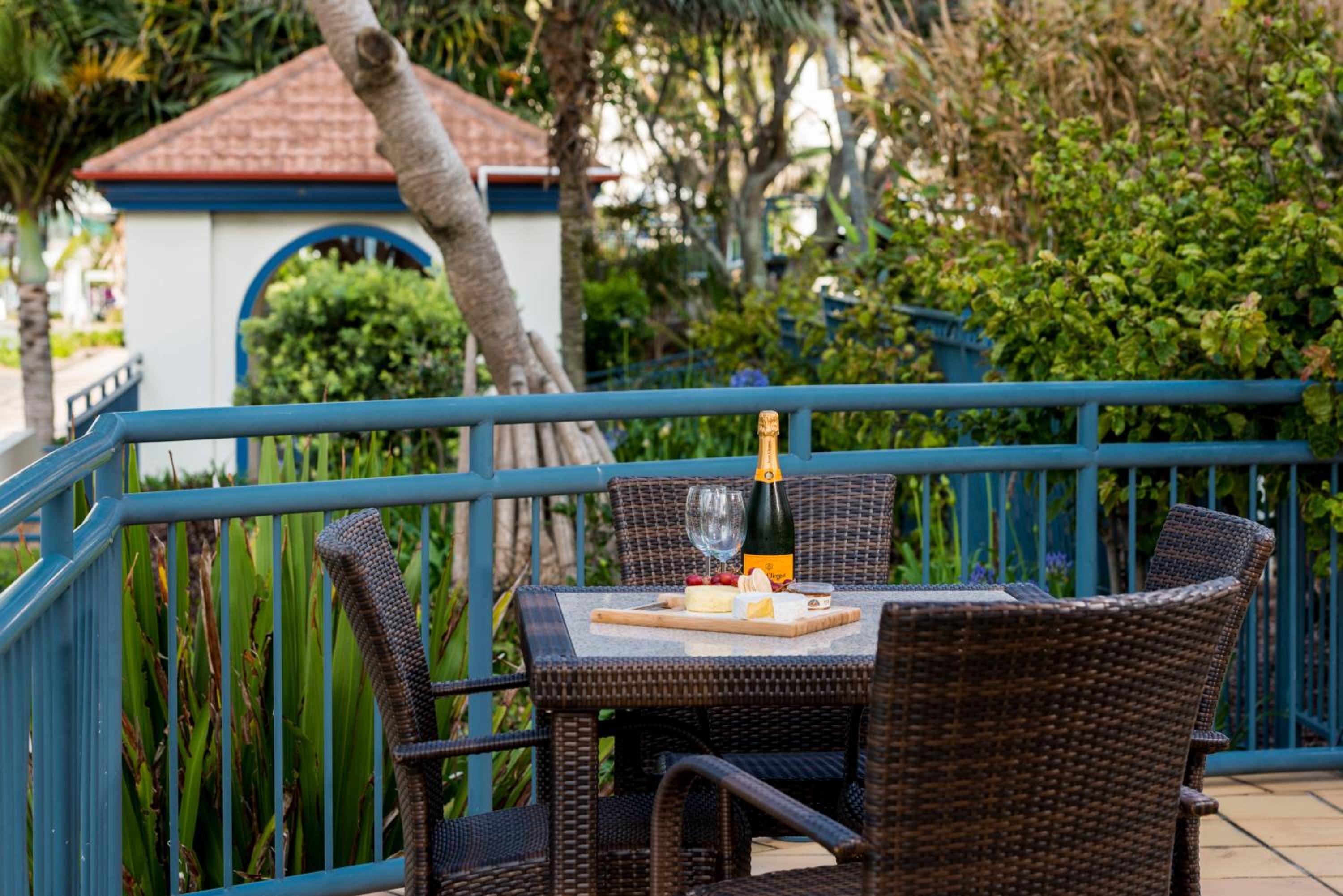 One-Bedroom Apartment with Pool View - Photo 4