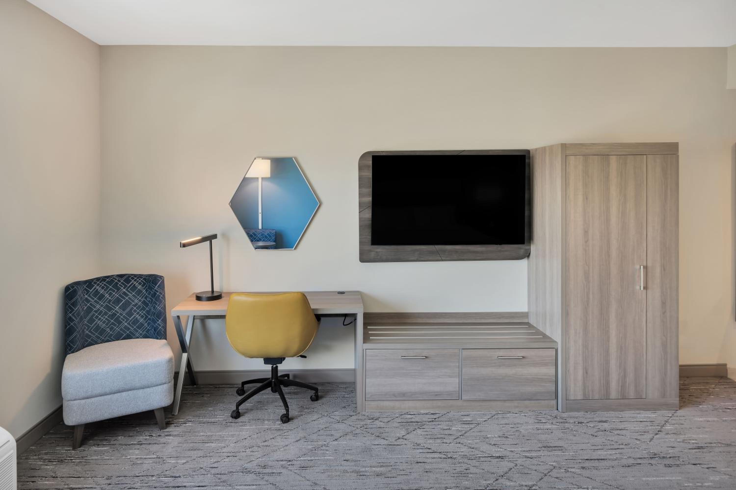 Standard King Room with Extra Floor Space - Photo 6