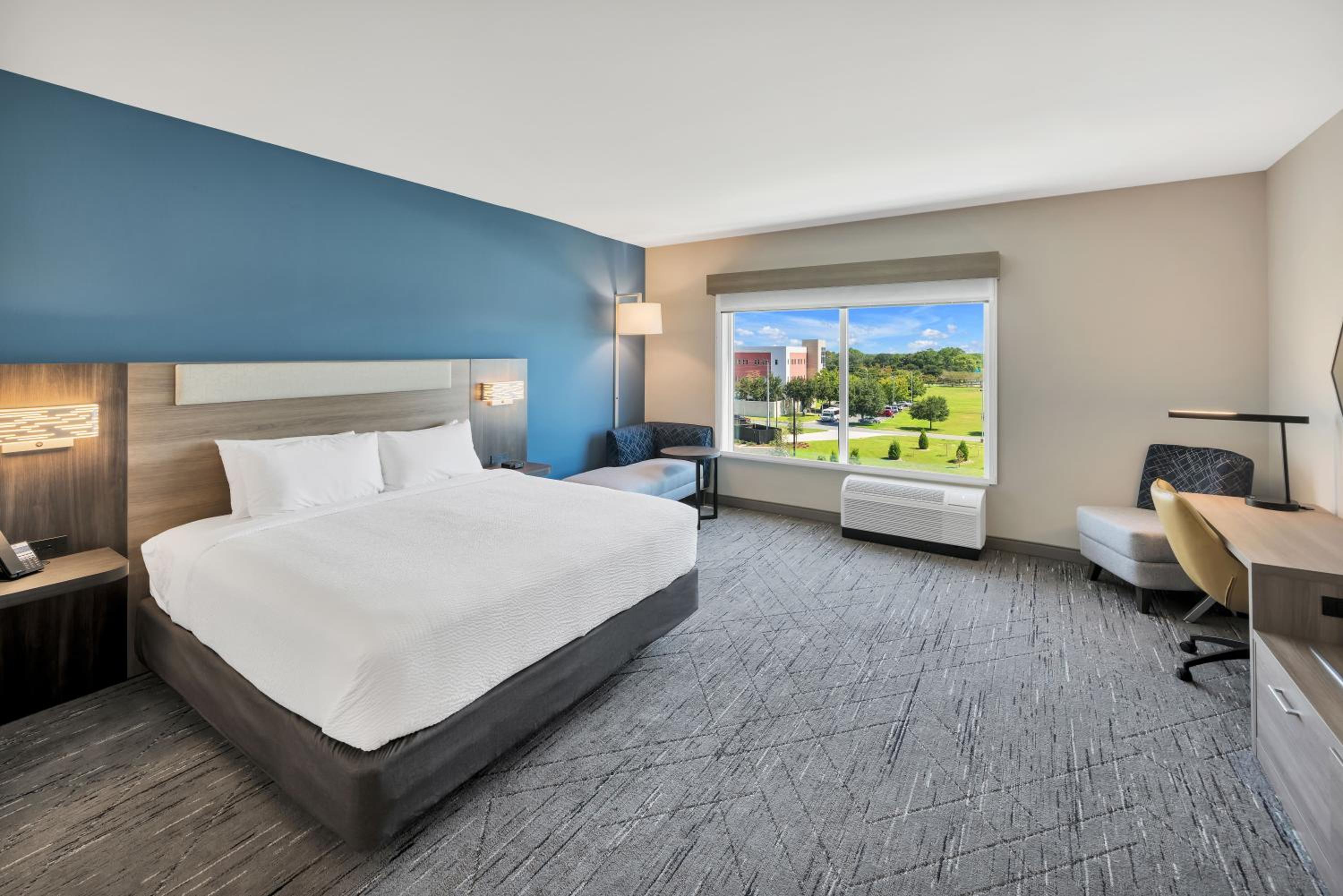 Standard King Room with Extra Floor Space - Photo 2