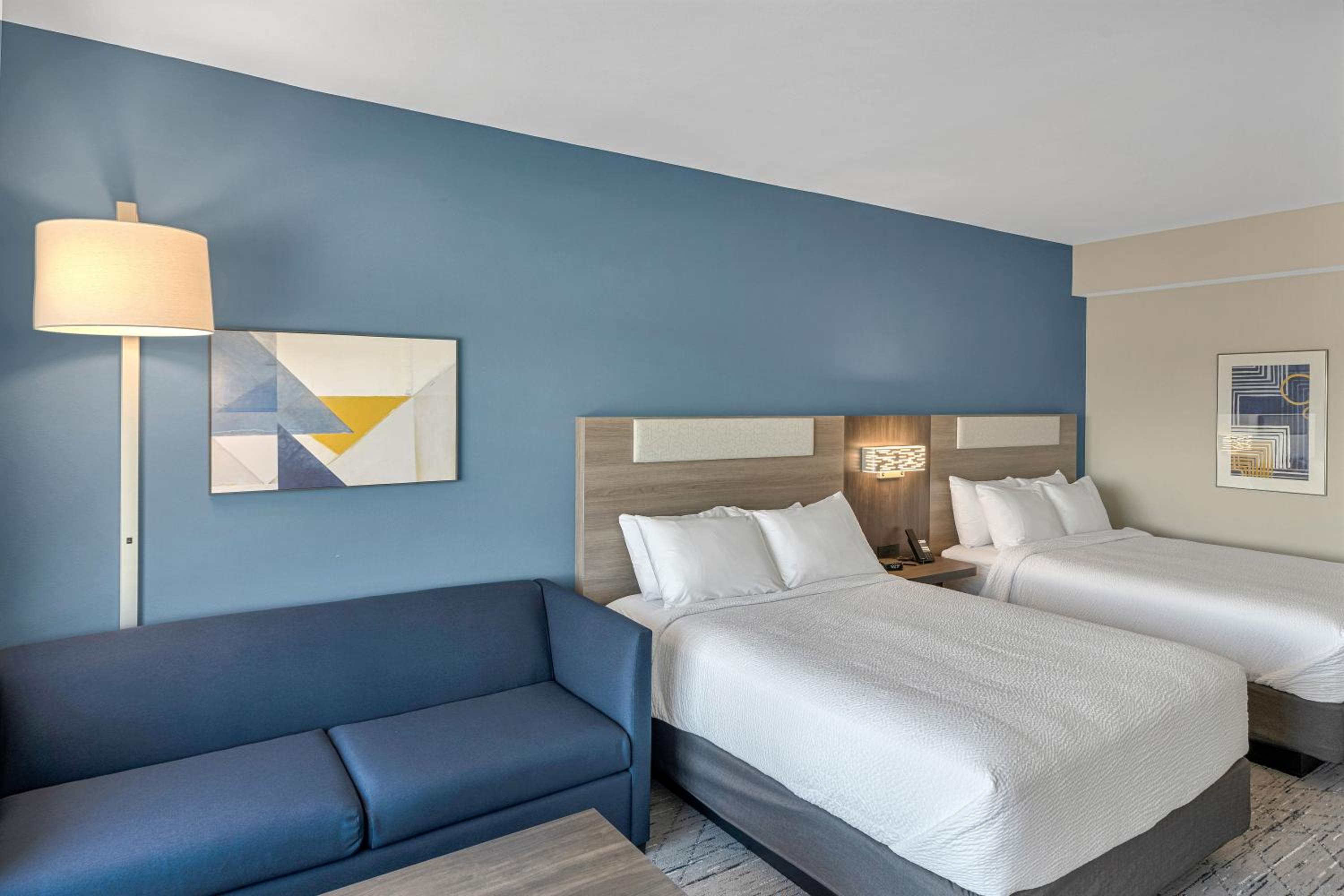 Queen Suite with Two Queen Beds - Photo 4