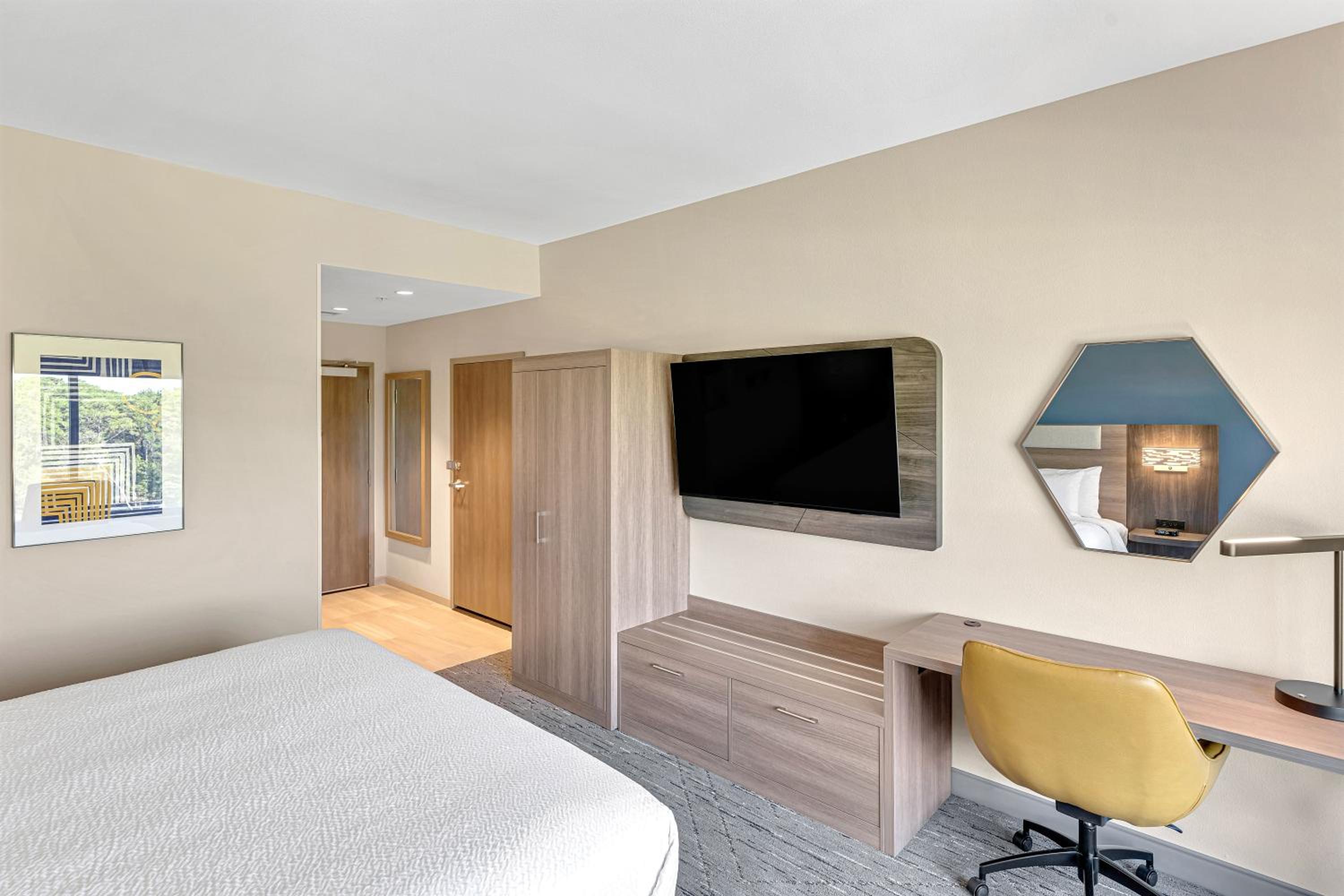 Standard King Room - Communications Accessible - Photo 4