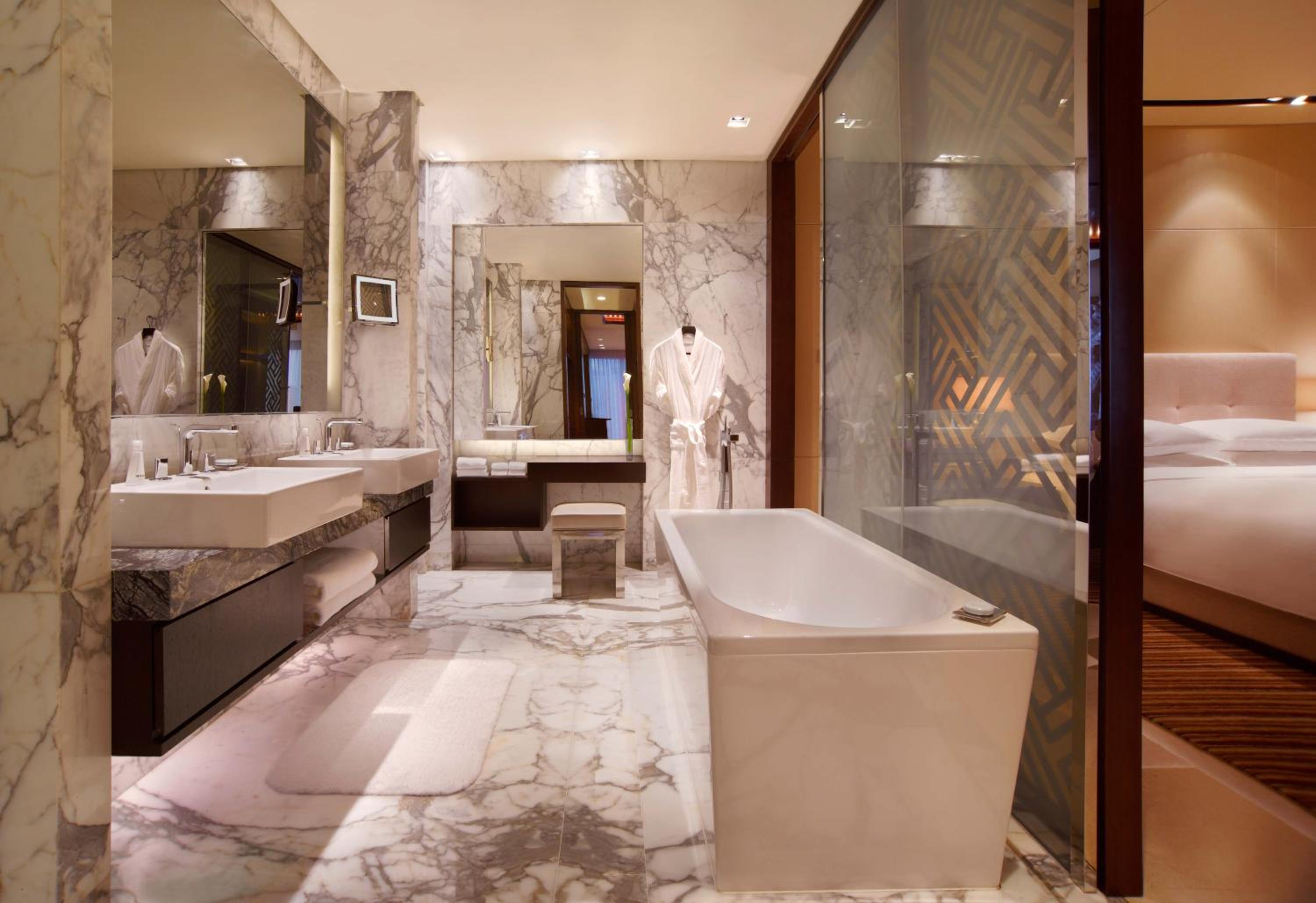 One-Bedroom Apartment with King Bed and Club Access - Photo 2