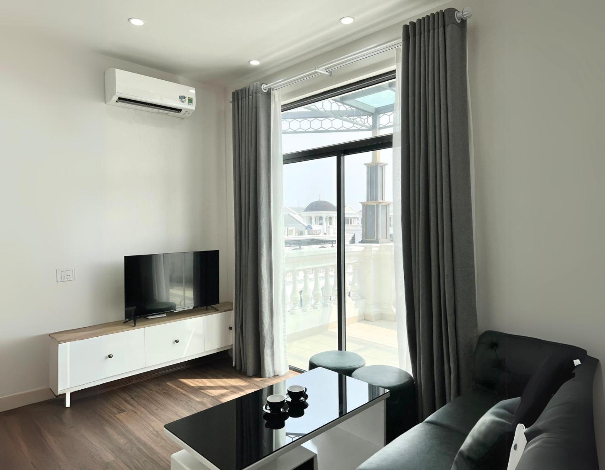 One-Bedroom Apartment with Balcony photo 2