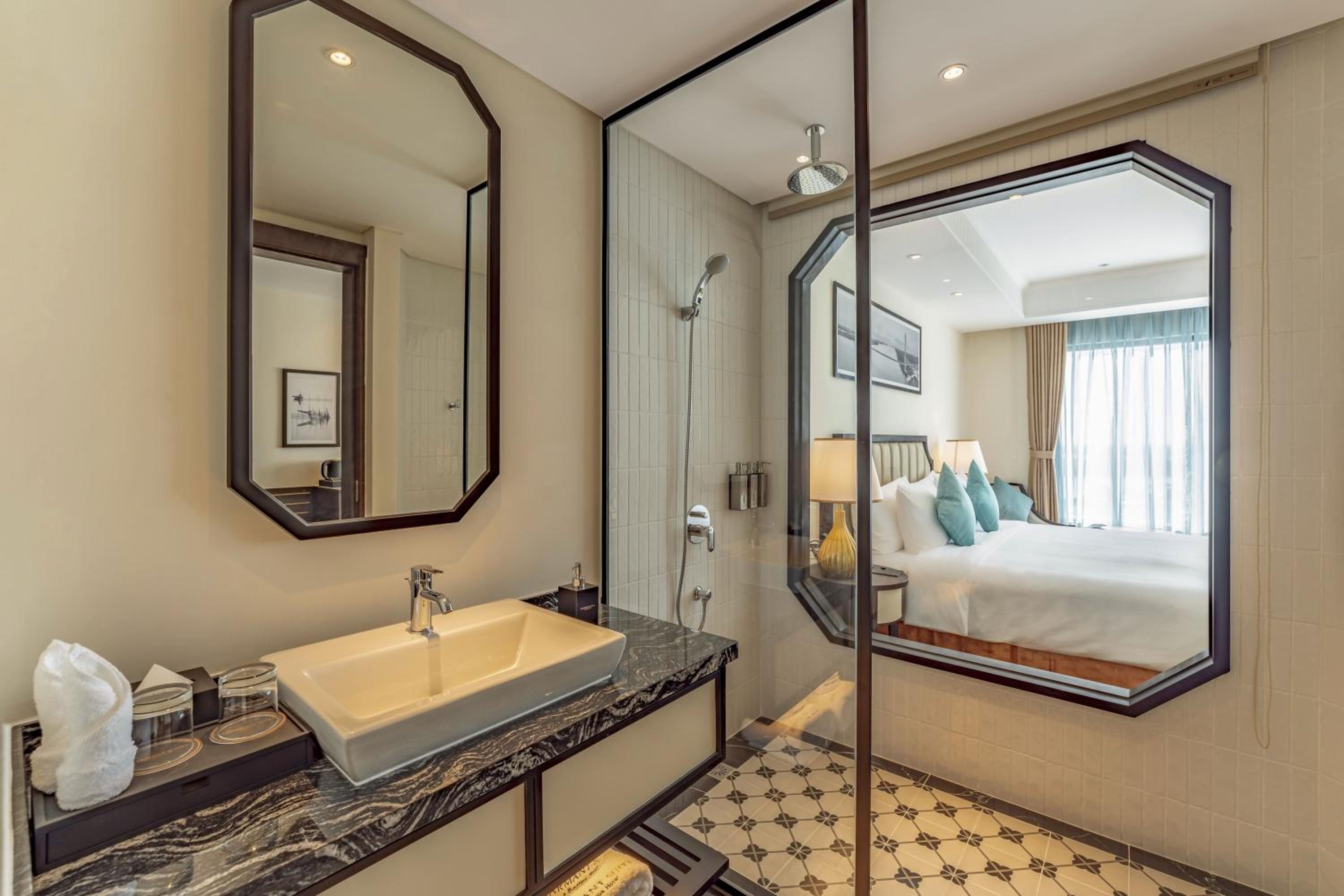 Deluxe King Room with River View - Photo 4