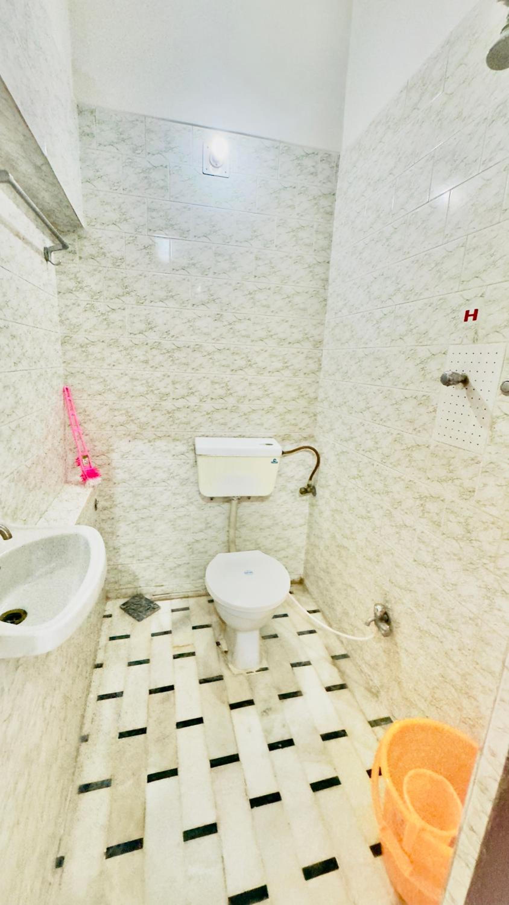 Double or Twin Room with Private Bathroom photo 3