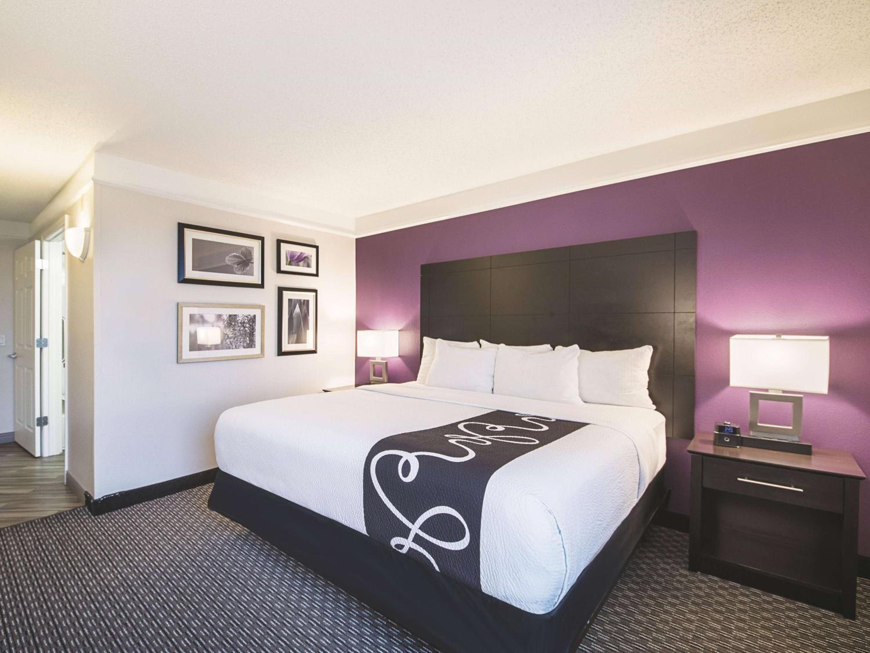 King Room with One King Bed and Walk-In Shower - Non-Smoking - Photo 2