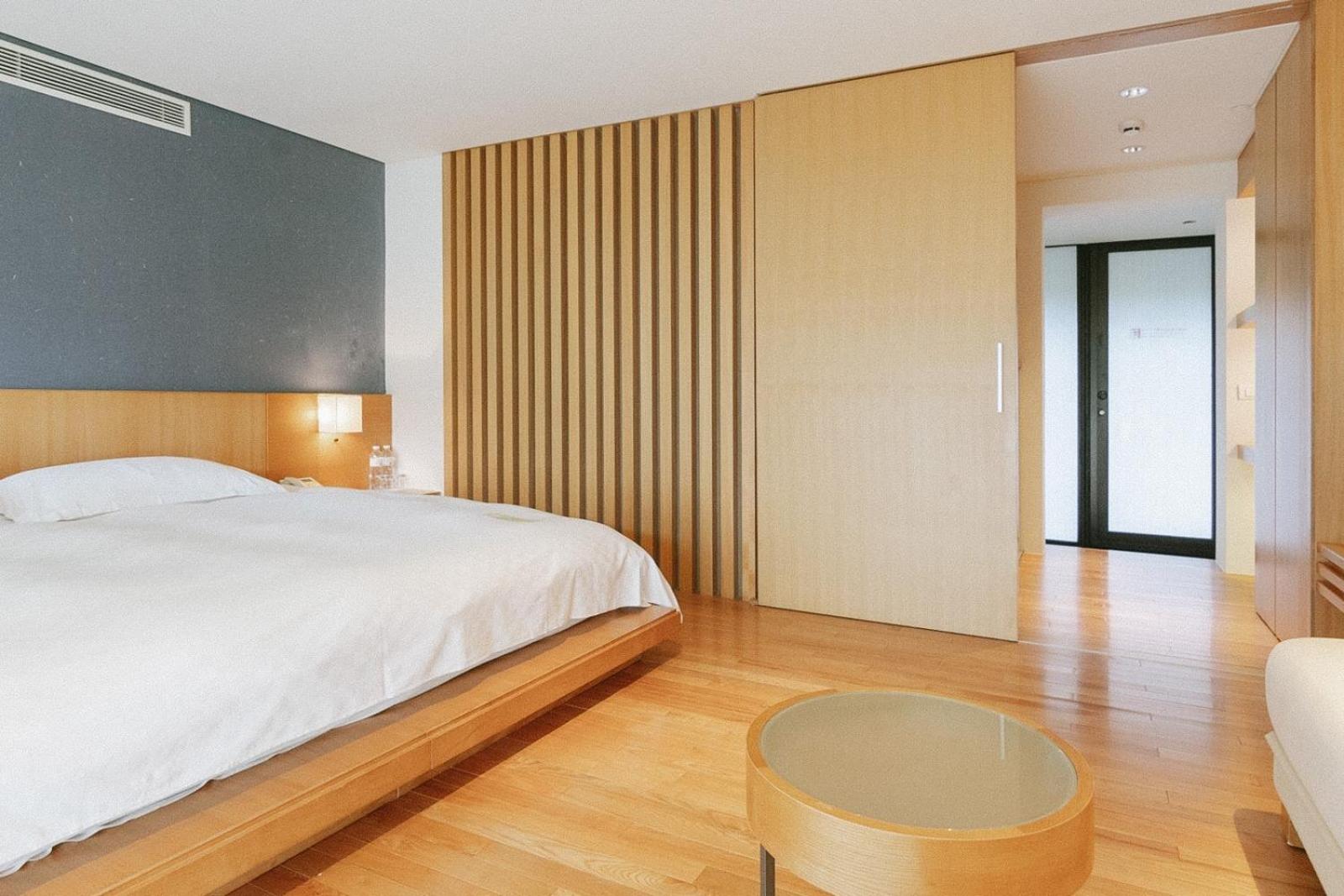 Luxury Mid-Floor Suite