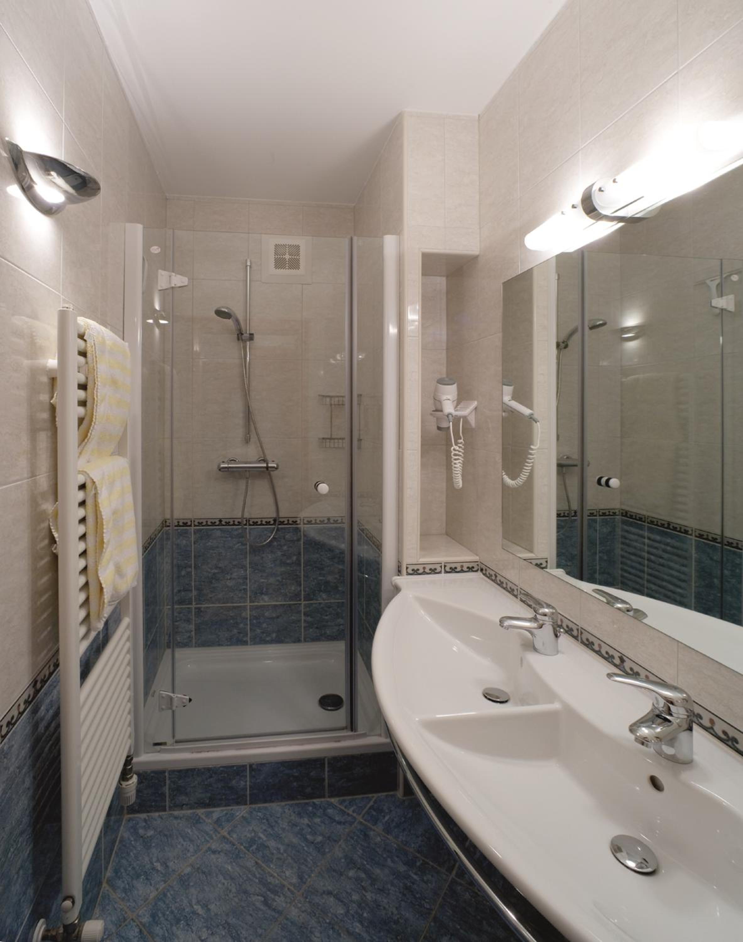 One-Bedroom Apartment with Balcony and Lake View photo 3