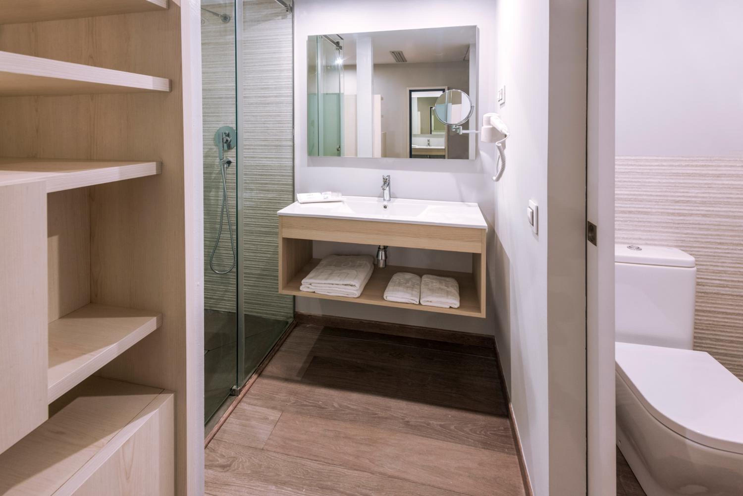 Double or Twin Room with Balcony - Photo 5