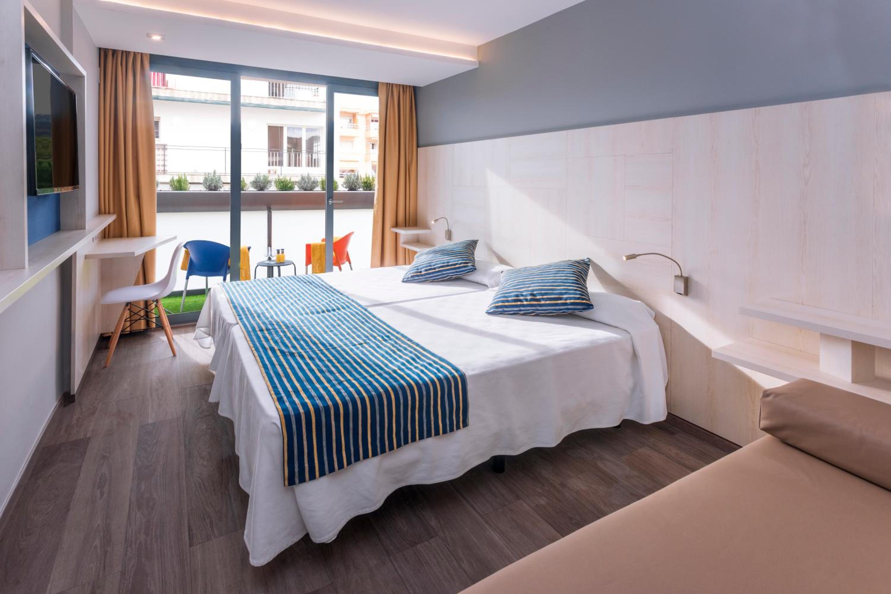 Double or Twin Room with Balcony - Photo 1
