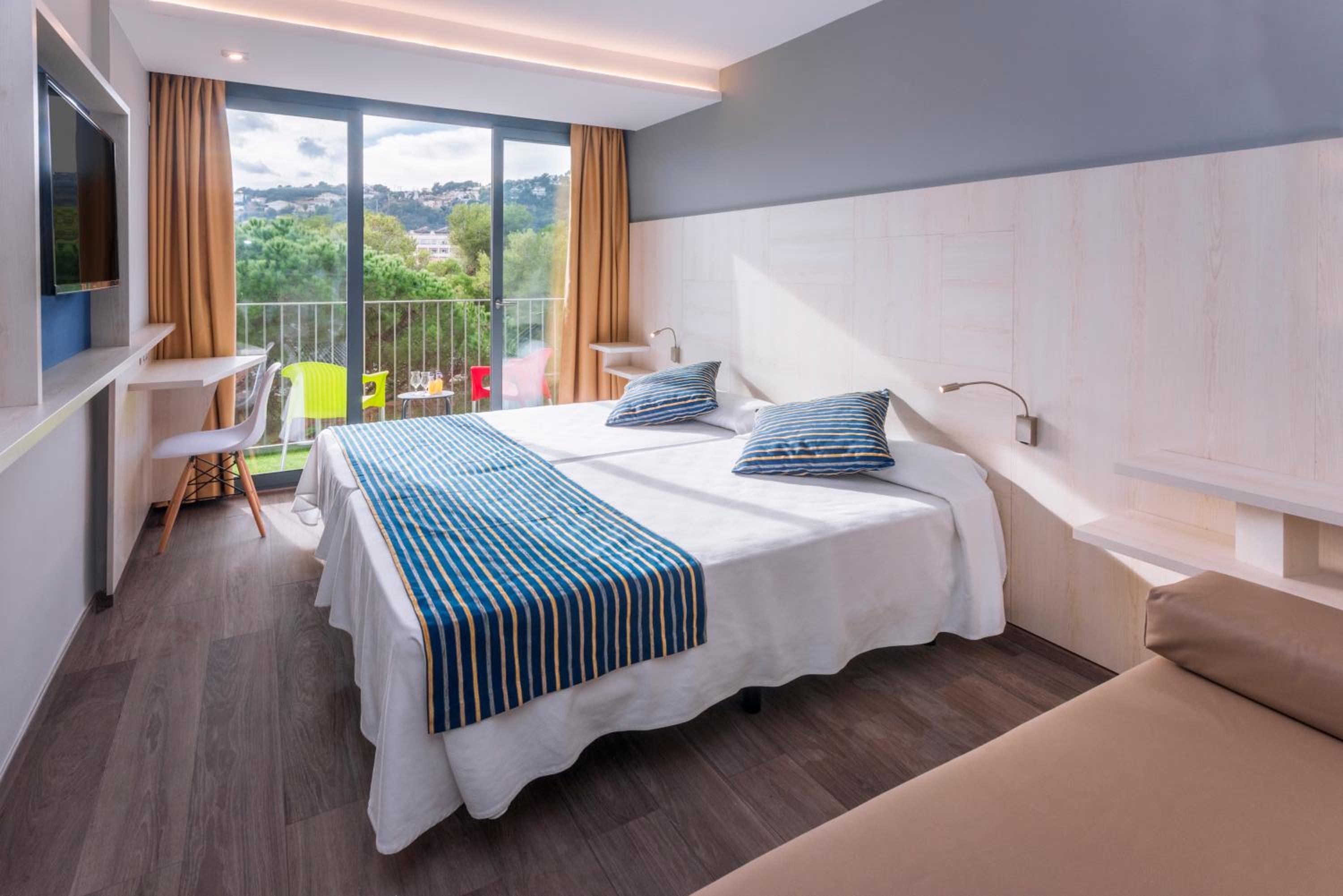 Double or Twin Room with Pool View - Photo 3