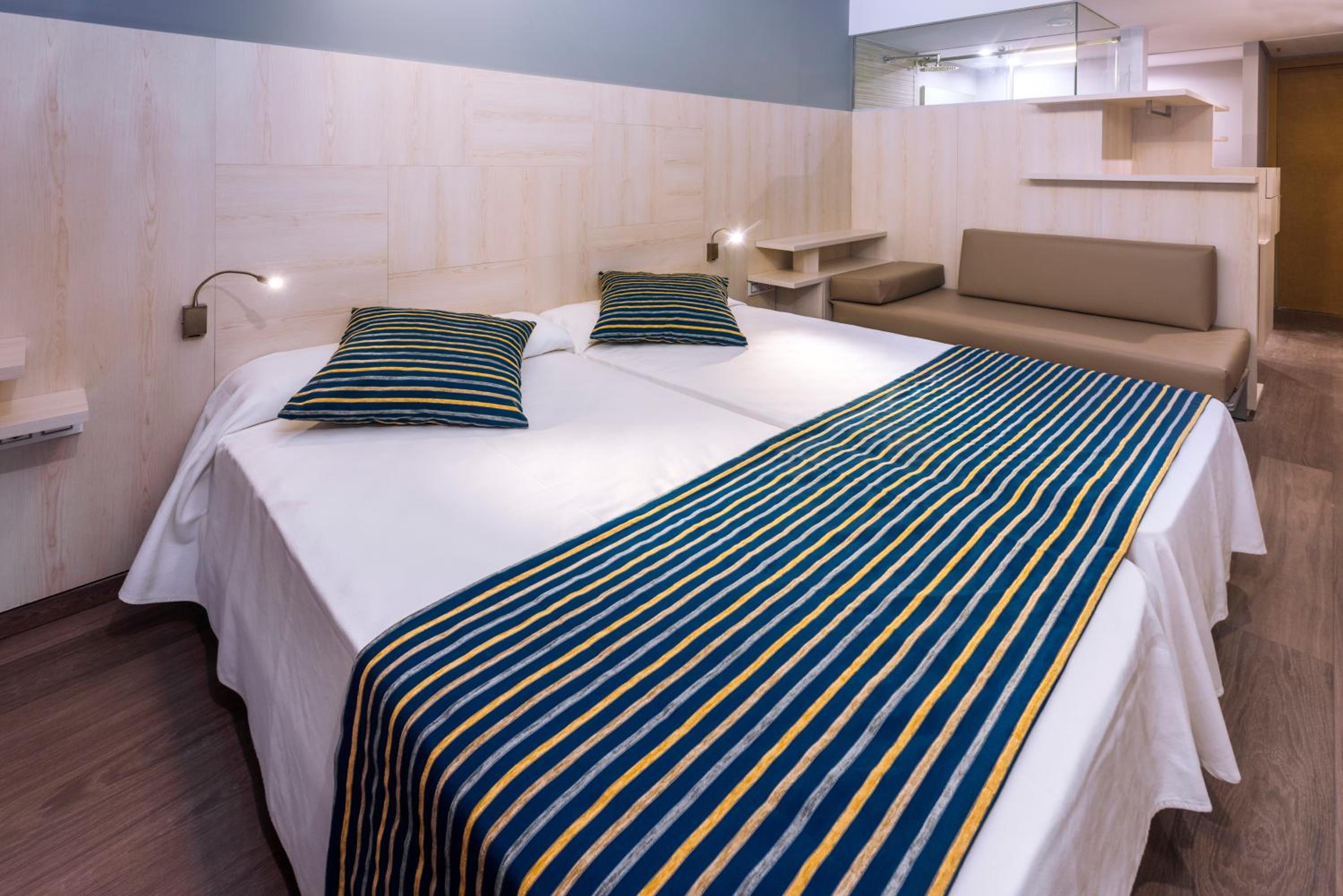 Double or Twin Room with Balcony - Photo 4