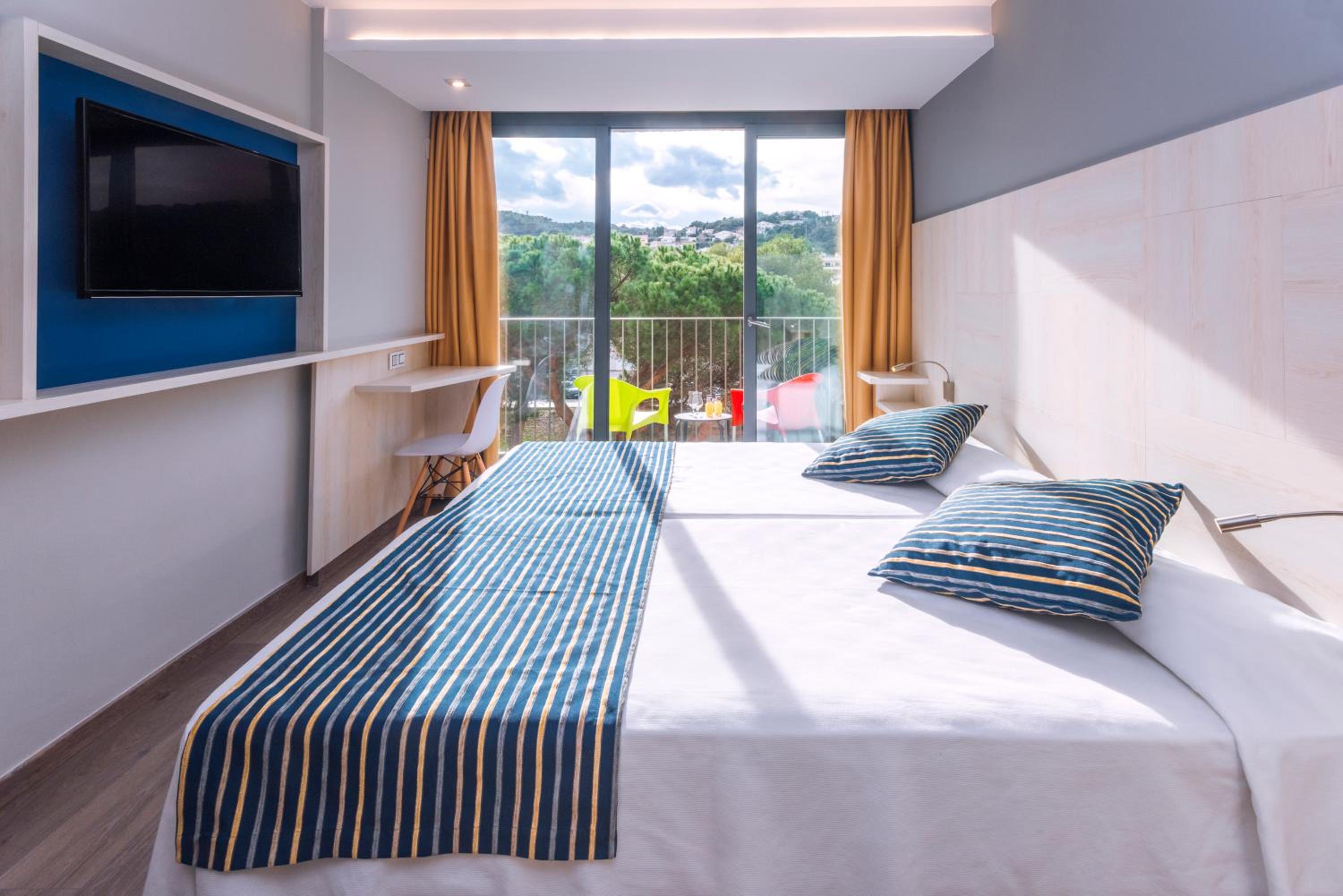 Double or Twin Room with Pool View - Photo 2