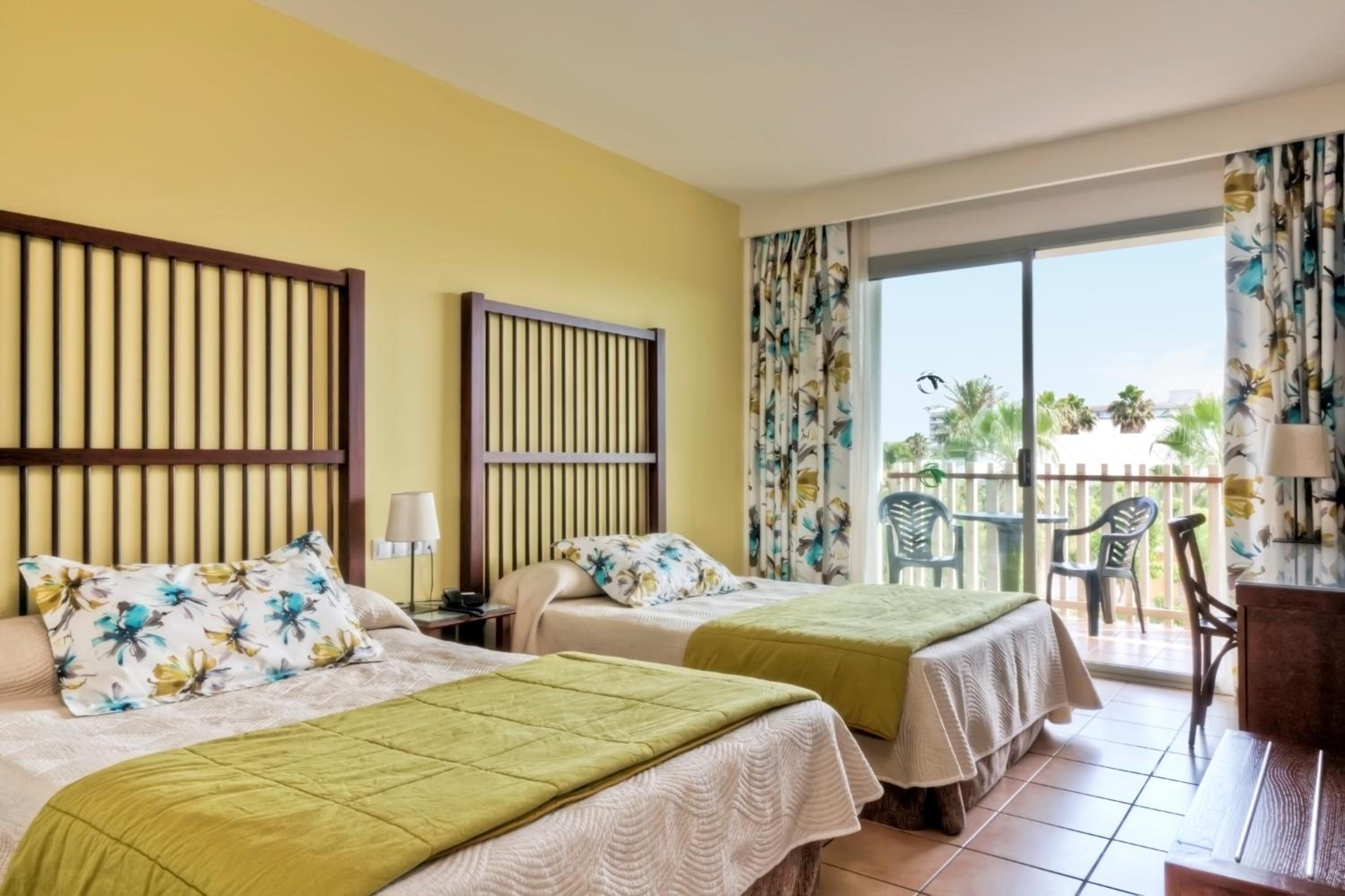 Standard Room with Access to PortAventura Park (2 Adults + 2 Children) + 1 access to Ferrari Land