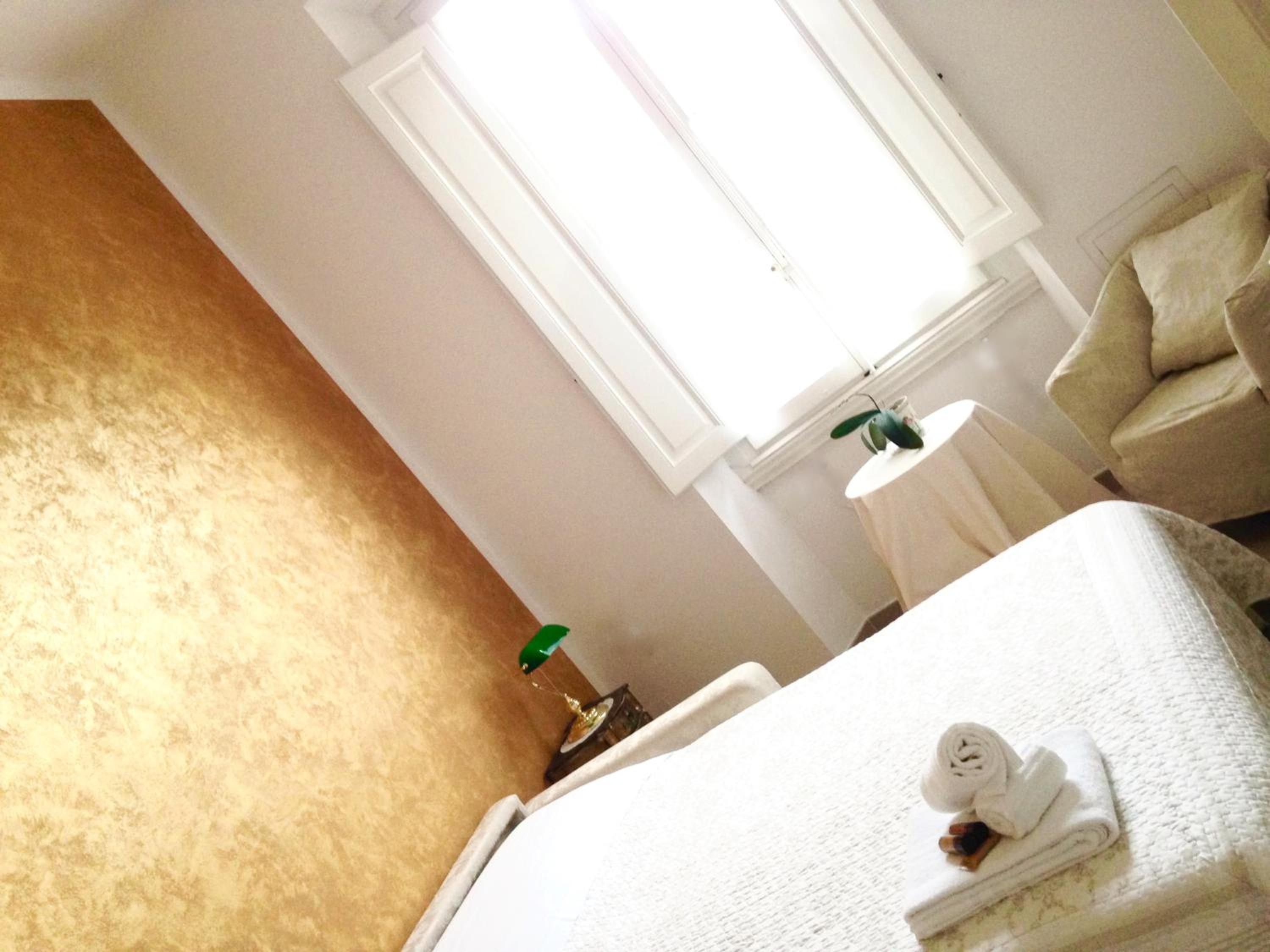 Single Room with Shared Bathroom photo 1