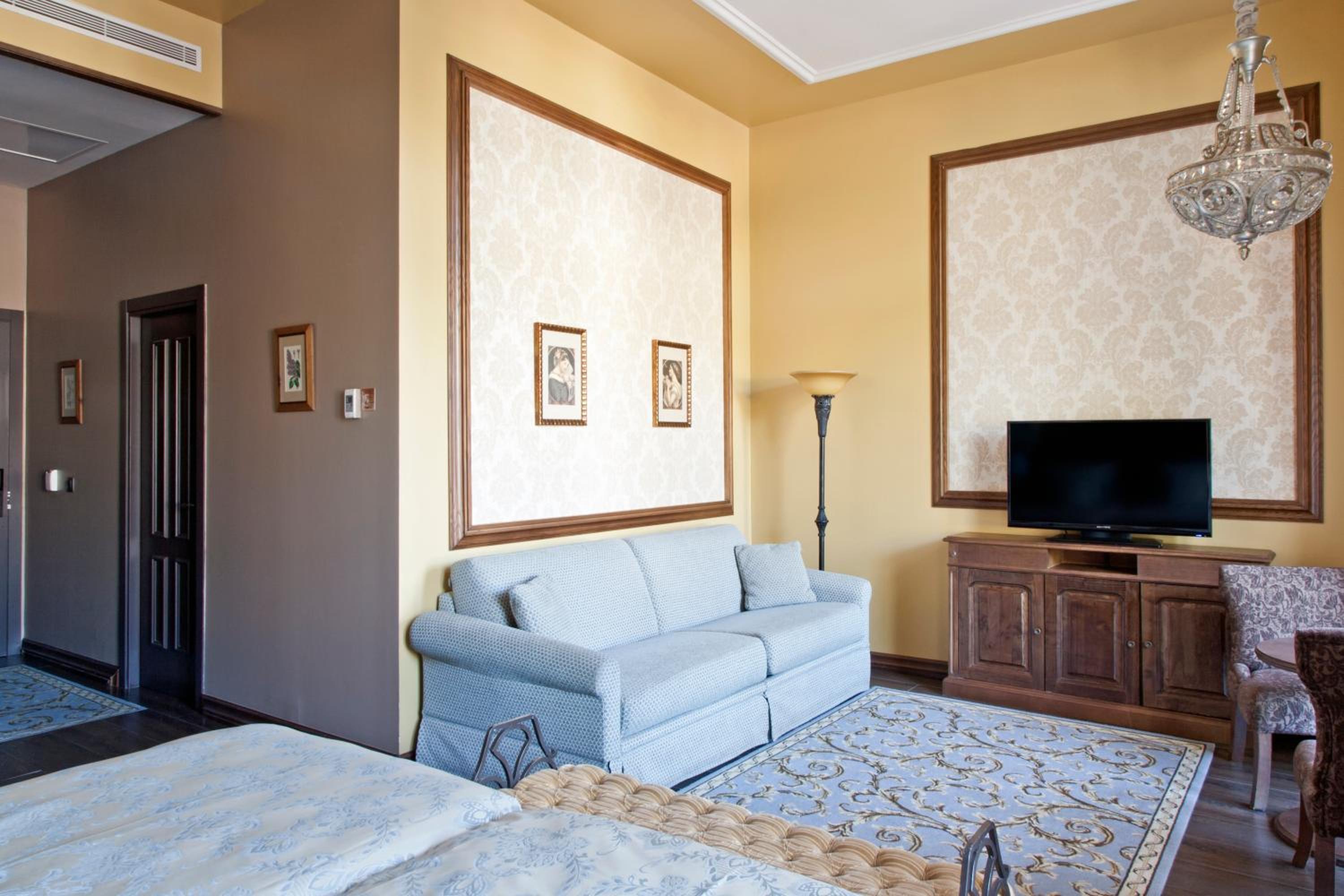 Deluxe Superior (2 adults + 1 child) with Unlimited access + Express Wristband to PortAventura Park & Ferrari Land photo 3