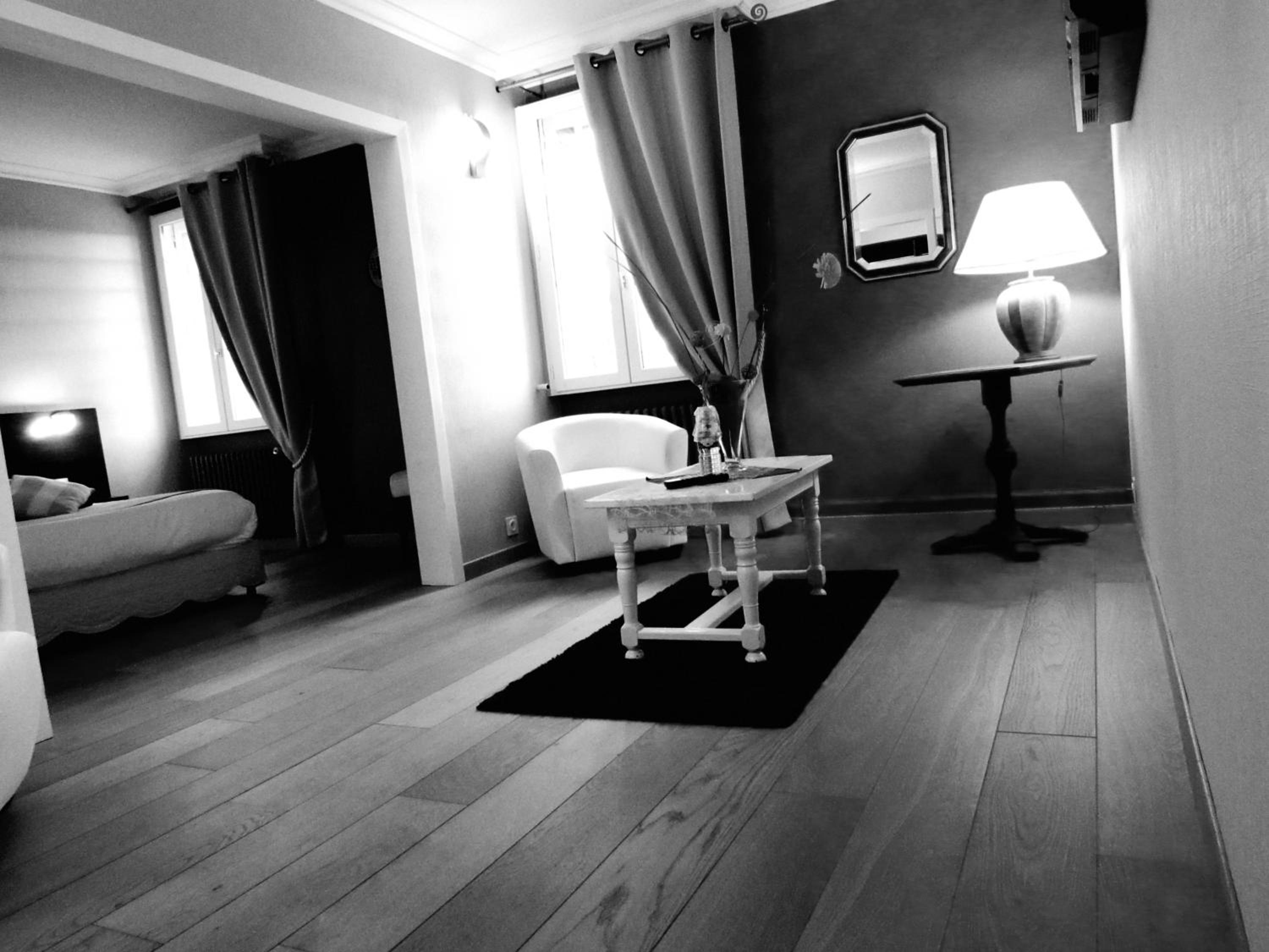 Suite - Photo 2