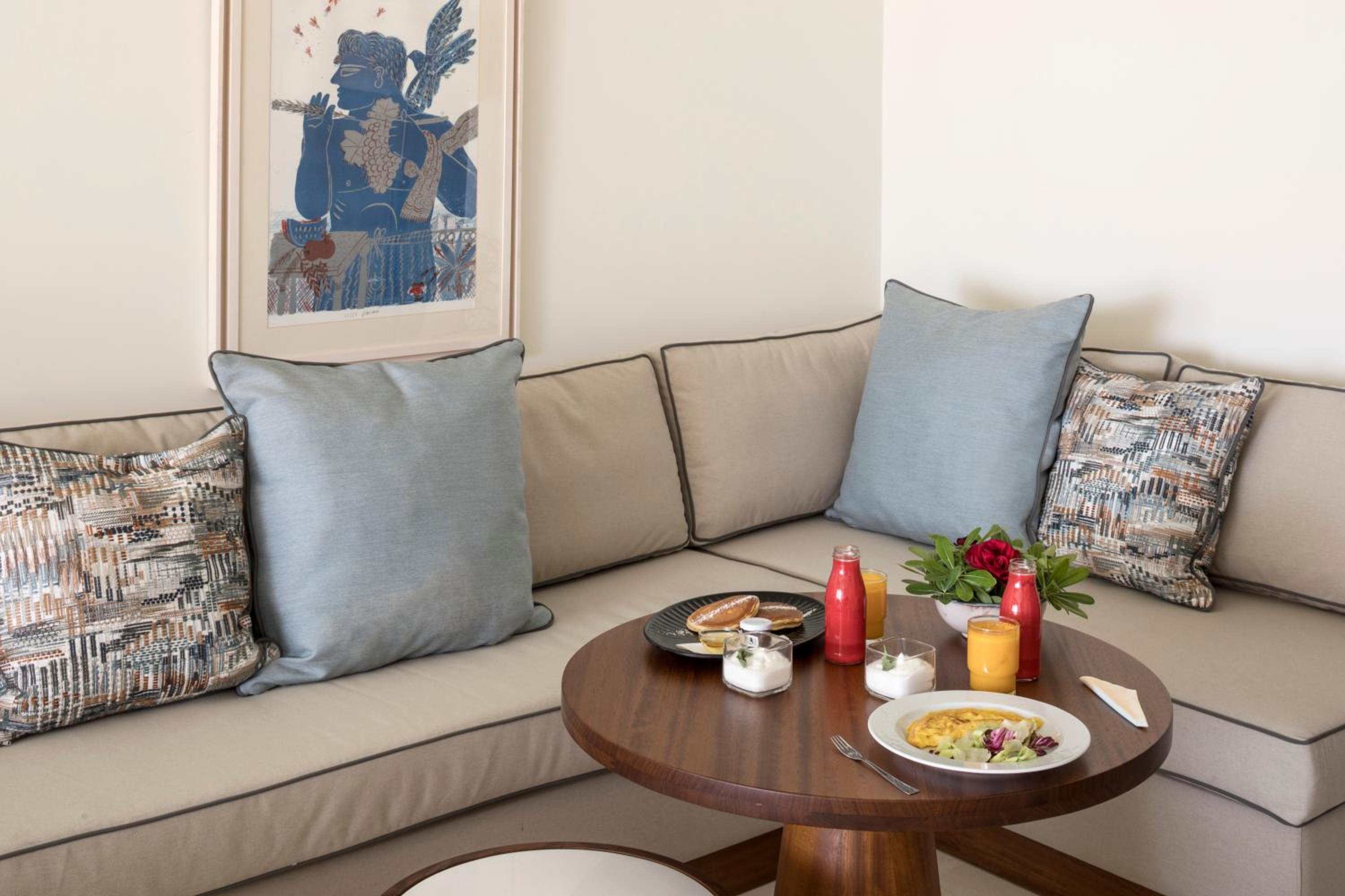 Premium Accessible Junior Suite - Photo 3