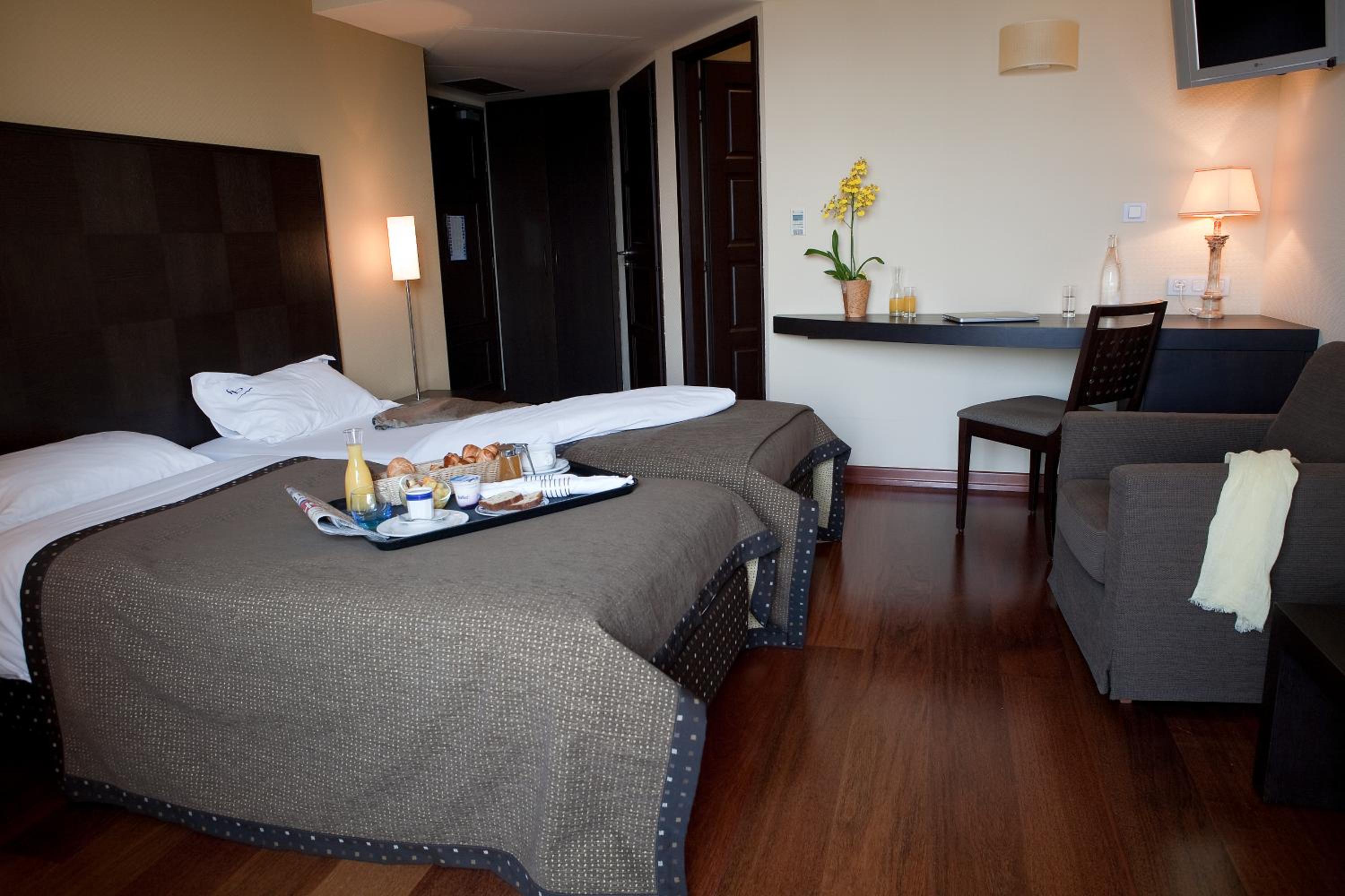 Double or Twin Room with Balcony - Photo 4